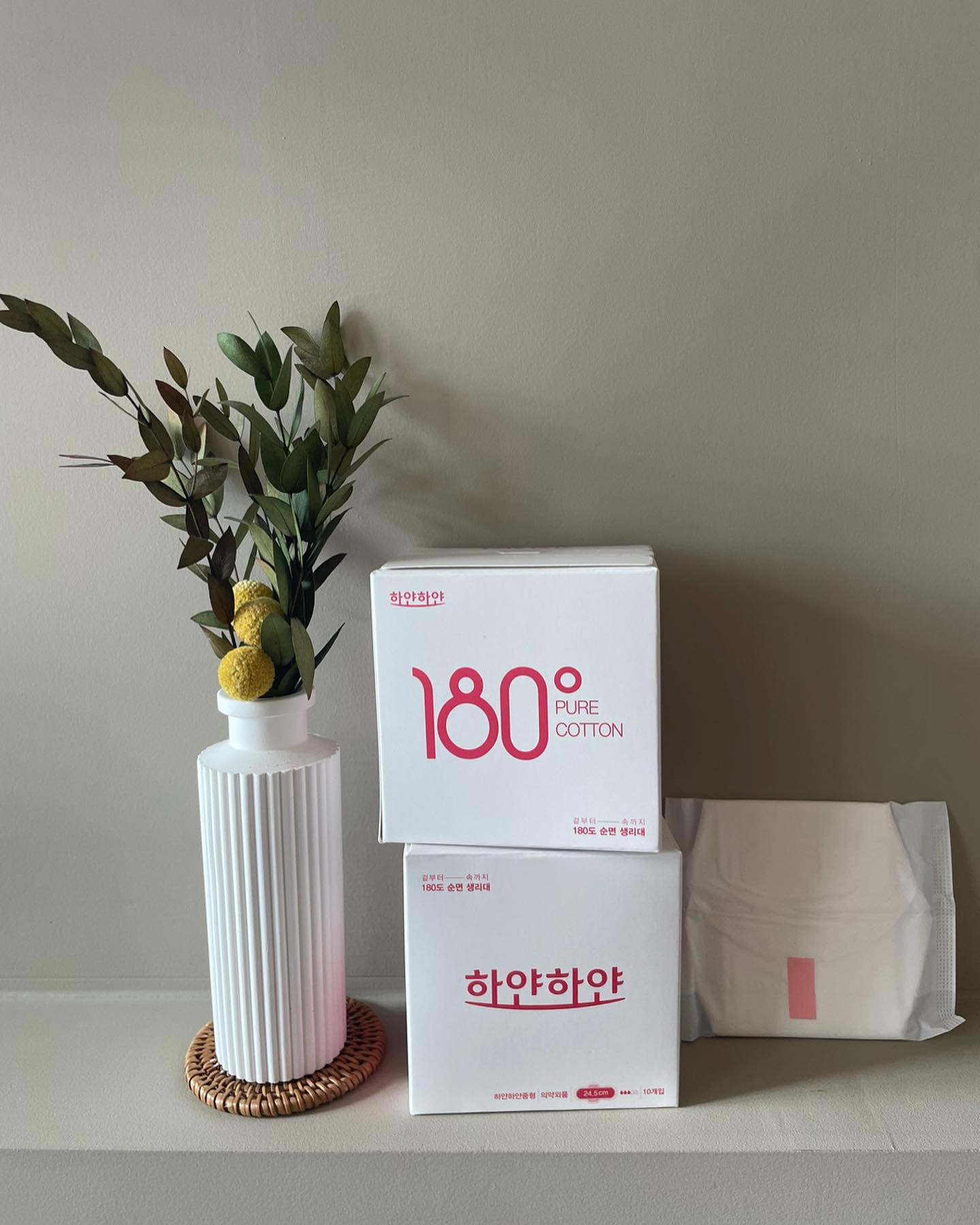 면 100% 면을 사용을 해서 예민하고 민감한 피부에도 안심하고 사용할 수 있고, 
고분자화학 흡수체는 물론,
우드펄프 조차 사용하지 않고 독자적으로 개발된 더블 레어어드 특수공법으로 
식약처 고시기준 10배 흡수 이상
흡수력을 통과한 제품이라서 생리혈을 보다 효율적으로 케어해주는 하얀하얀 면생리대 추천

#하얀하얀 #유기농생리대 #생리대추천 #면생리대 #하얀하얀생리대
#하하별생리대 #안전한생리대 #초경생리대