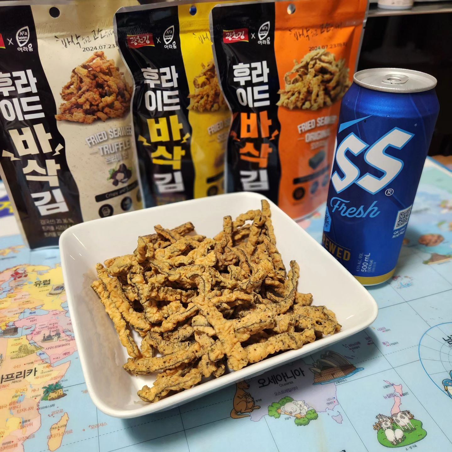 #협찬
.
.
.
퇴근 후 술한잔 생각나는 날
간단하게 먹을 술안주꺼리 찾게되는데
CU 편의점 및 gs25편의점 안주 스낵이라 
언제 어디서나 편하게 즐길 수 있어 
좋은듯해요.

술안주로도 맛있고 좋지만
그냥 먹어도 너무너무 맛있어요.
물론 술안주로는 최곱니다.

갓 튀겨낸 후라이드 바삭김의
바삭바삭함이 완전 예술이예요.
거기에 다양한 맛으로즐길 수 있어
더 만족스러워요,
.
.
.
#CU편의점 #BGF리테일 #GS25편의점 #홈플러스 #김 #스낵 #트러플맛 #참깨맛 #아라움 #곰표오징어튀김 #신상안주 #신상과자 #존맛탱 #안주 #스낵