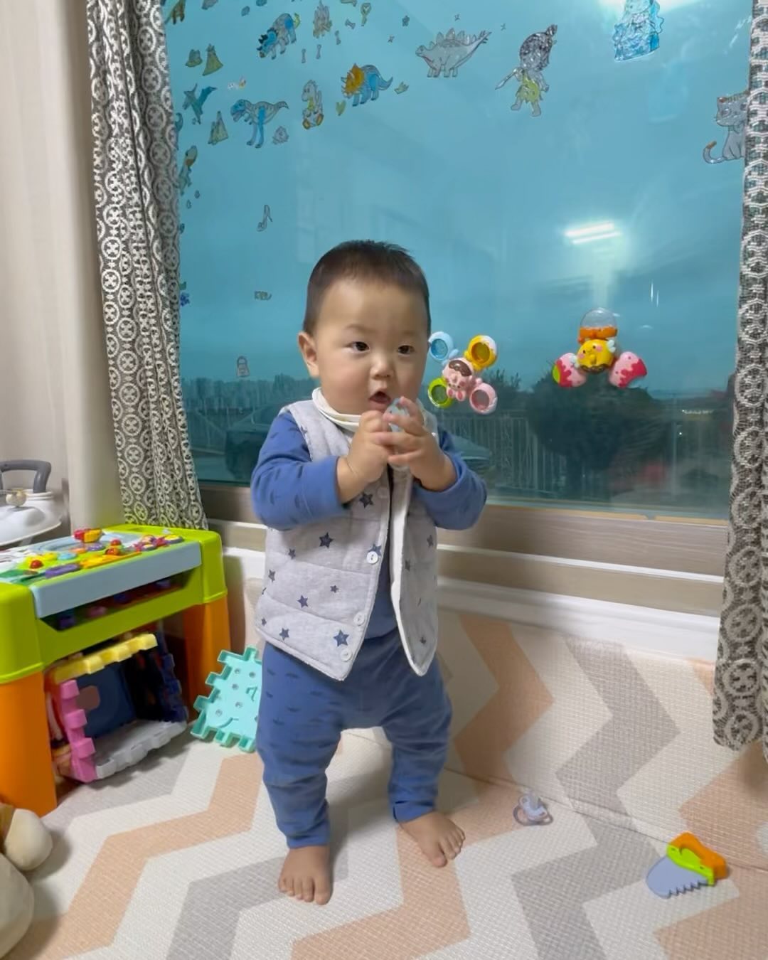 드디어 한걸음!!!!
형아와 누나를 닮아 돌 전에 뛰어다니겠구나🥰🥰

#첫걸음마 #이제9개월아기 #귀요미4등신 #볼뽈록 #배뽈록 #사랑둥이 #막둥이