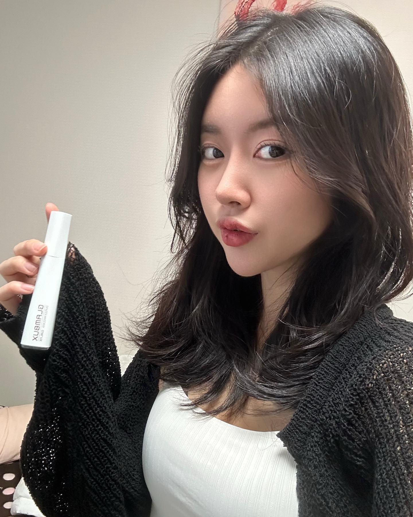 #협찬 #글램벅스 #눈커지는마스카라
다년간 뷰티 관련 제품을 일본 및 미국 등에 OEM 생산을 맡아온 축적된 노하우 및 제품 기술력을 바탕으로 출시된 브랜드 글램벅스에서 #뭉치지않는마스카라 가 있다해서 사용해봤어요! #청담샵메이크업원장최애템  마스카라 연예인 메이크업용 #연예인마스카라 라고해서 완전 기대하고 사용했는데 브러쉬가 하나가 아니라 바르는 브러쉬, 빗는 (정리) 브러쉬, 디테일 브러쉬 3가지 형태라 바르고 빗어주기만 하면 뭉침 없이 발라지기 때문에 초보, 똥손도 쉽게 사용 가능해서 저같은 똥손도 완전 쉽게 메이크업 가능했어요! - 볼륨 : 더! 뭉침 없이 풍성한 인형 속눈썹
- 롱 : 더! 번짐 없이 더 길고 가벼운 속눈썹
- 컬픽스 : 더! 뷰러 한 듯 완벽 컬링, 쳐짐 없이 강력 고정 까지 모두 가능해서 요즘 완전 애용한답니다!!

 #글램벅스마스카라  #특허마스카라 #특허브러쉬 #빗는마스카라 #마스카라추천 #안번지는마스카라 #뭉치지않는마스카라
#협찬 #글램벅스 #글램벅스마스카라 #눈커지는마스카라 #특허마스카라 #특허브러쉬 #빗는마스카라 #마스카라추천 #안번지는마스카라 #뭉치지않는마스카라 #연예인마스카라 #청담샵원장최애템