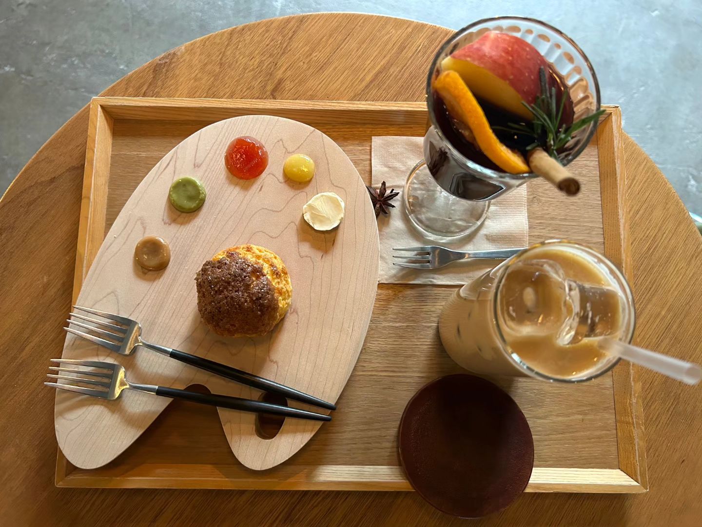 따뜻한 뱅쇼가 생각나는 계절🍷🍂
오랜만에 다녀온 스완네 (cafe_swanne) 

모든 디저트는 다 ! 
유기농으로 만드신다는데, 스콘도 맛있구 🥰
특히 뱅쇼는 ! 와인 1병으로 딱 2잔 만들어내신다고... 🙊👍🏻👍🏻 

집앞이라 살포시 걸어가도 좋은 위치에
예쁜카페가 있어 행복.. 💓
분위기도 아늑하니, 둘이 도란도란 수다떨기 딱 좋아유 👩🏻‍❤️‍👨🏻 

#광고 #스완네 #카페스완네 #범어동카페 #대구예쁜카페 #대구감성카페 #수성구카페 #스콘팔레트