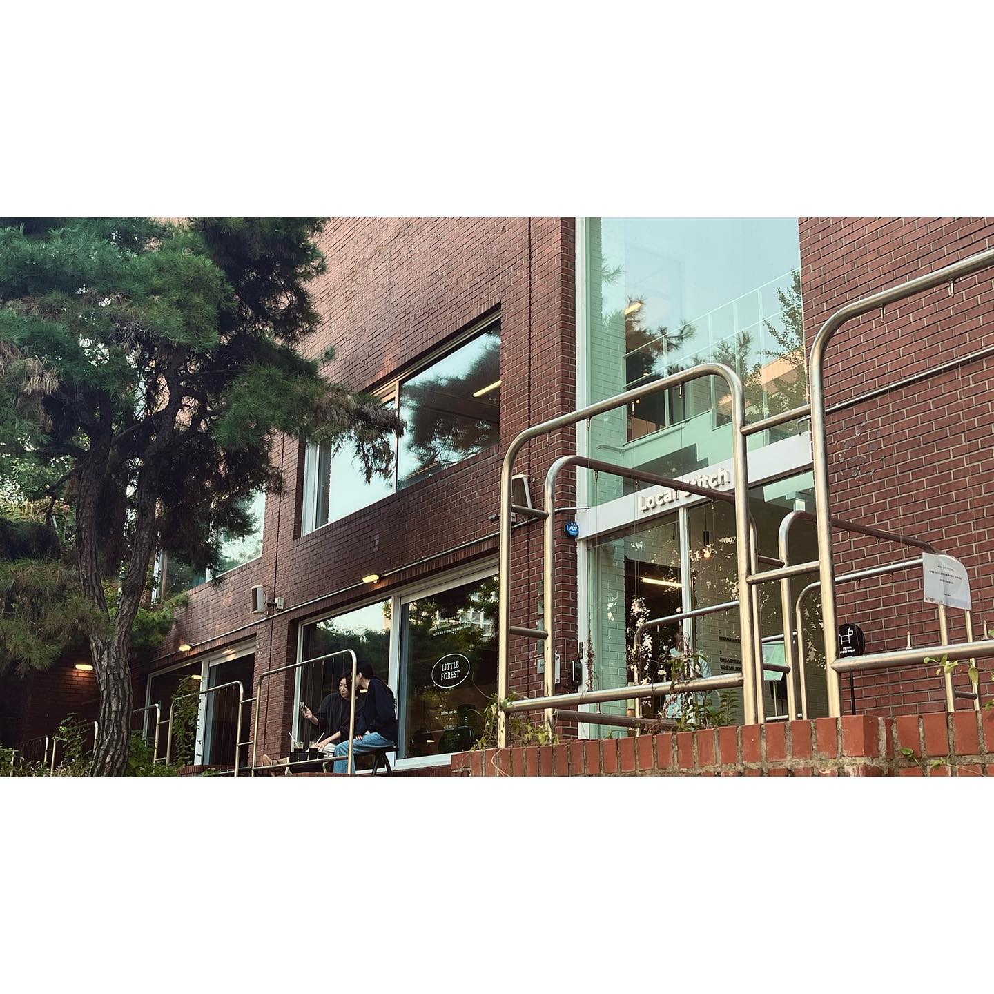 #약수카페 
🌳#리틀포레스트약수 
.
.
도로옆이지만 나무뷰가 편안한 약수 카페
공간이 모던하게 예쁜곳:)
-
원두를 고를수있어서 좋았던 라ㄸㅔ 다음에오게되면 샌드위치도 같이먹어야지!