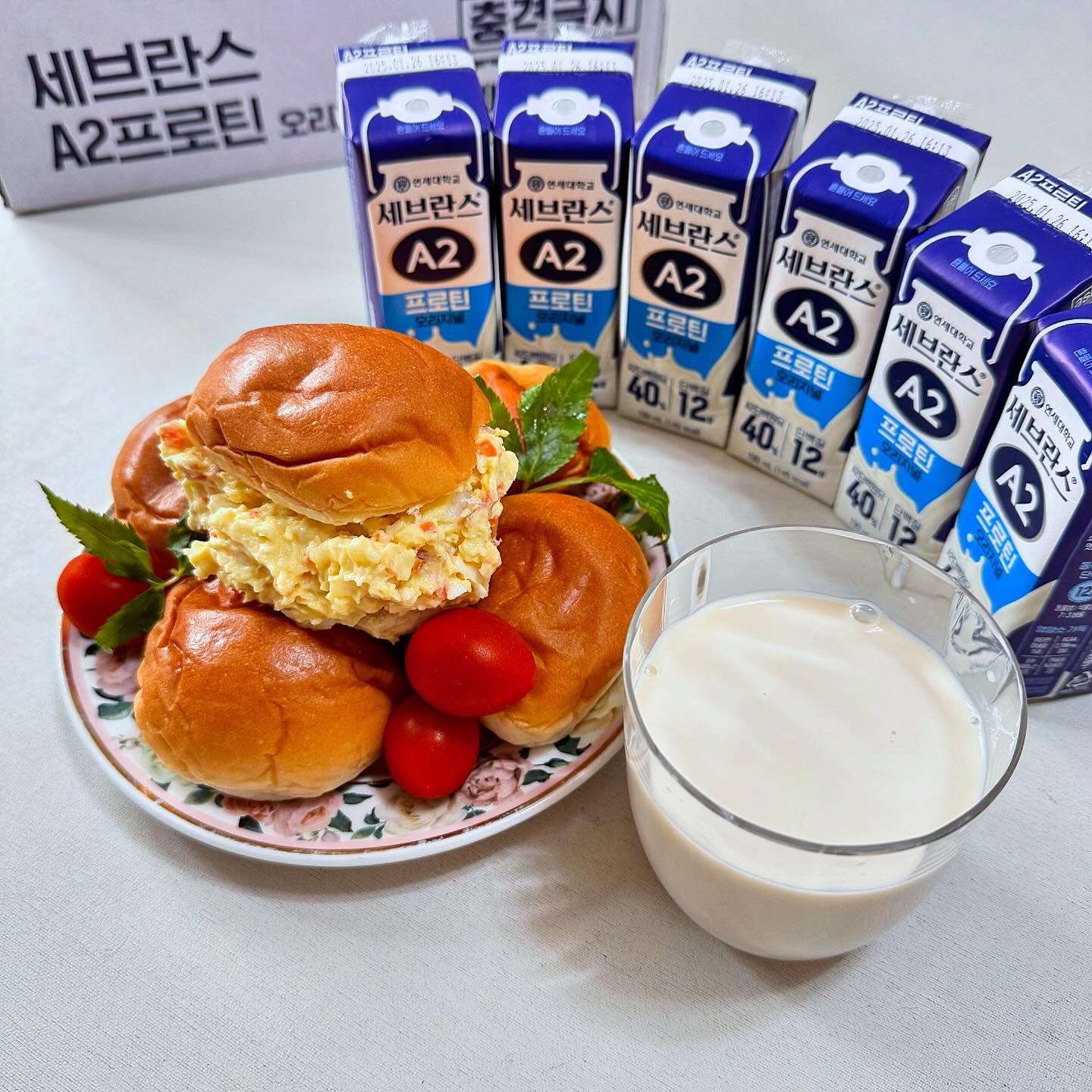 #협찬 #연세우유 #세브란스A2프로틴 

서장훈이 선택한〰️
맛있는 프로틴음료‼️

연세우유 세브란스 A2 프로틴 오리지널🥛🥛🥛

단백질 음료 먹고는 싶은데
특유의 맛 때문에 꺼려지시는분🙋🏻‍♀️
맛있는 단백질 음료 찾으시는 분🙋🏻‍♀️

연세우유 세브란스 A2 프로틴은〰️

A2단백원유를 40%담아
부드러운 목넘김에 고소하고 깔끔해서
맛있게 단백질을 채울 수 있어요❤️

술술 넘어가고 맛있어서 한박스 쟁여놓고
매일 챙기기 쌉가넝〰️〰️〰️

라떼, 쉐이크, 리조뜨 등으로
활용도도 굿굿👍🏻👍🏻👍🏻

꿀꺽✨꿀꺽✨
아이부터 어른까지 든든하게
단백질 한잔 어떠세요❓❤️
.
.
yonsei_dairy 👀
✔️구매처👇🏻
https://brand.naver.com/yonseidairy/products/10463328741
.
.
#연세A2 #연세유업 #연세대학교 #단백질 #A2프로틴 #단백질음료 #세브란스A2 #서장훈프로틴 #프로틴추천 #프로틴음료 #오운완 #서장훈