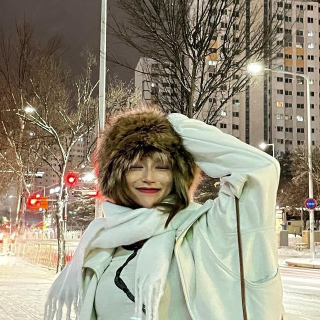 아 현(𝘼 𝙝𝙮𝙪𝙣 𝙎𝙝𝙞𝙣) on Instagram: "#광고 터치감 좋은 스웨이드 Jacket˃̵͈̑ᴗ˂̵͈̑ 🌿친환경적인 비건 스웨이드 소재 ✌🏻투웨이 지퍼의 스타일리쉬함 🧏🏻‍♀️ 하이넥