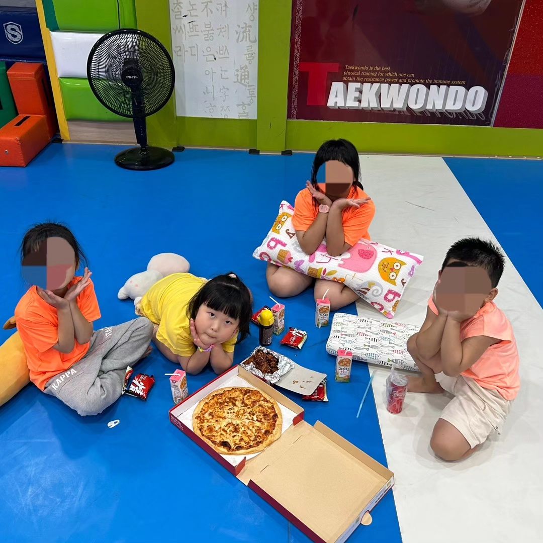 69개월 첫 외박^^
엄마 회식때 저녁 9시에도 안들어온다고 보고싶다고 울던 딸래미가 태권도 합숙간다고 보내달라해서 걱정이많이됐는데 왠걸 너무 신나게 놀고 잘 자고왔단다ㅎㅎㅎ
 다음에 또 간다단다ㅋㅋ

다컷네^^

#7살여아 #외박 #태권도 #합숙 #주말일상 #2088일 #69개월