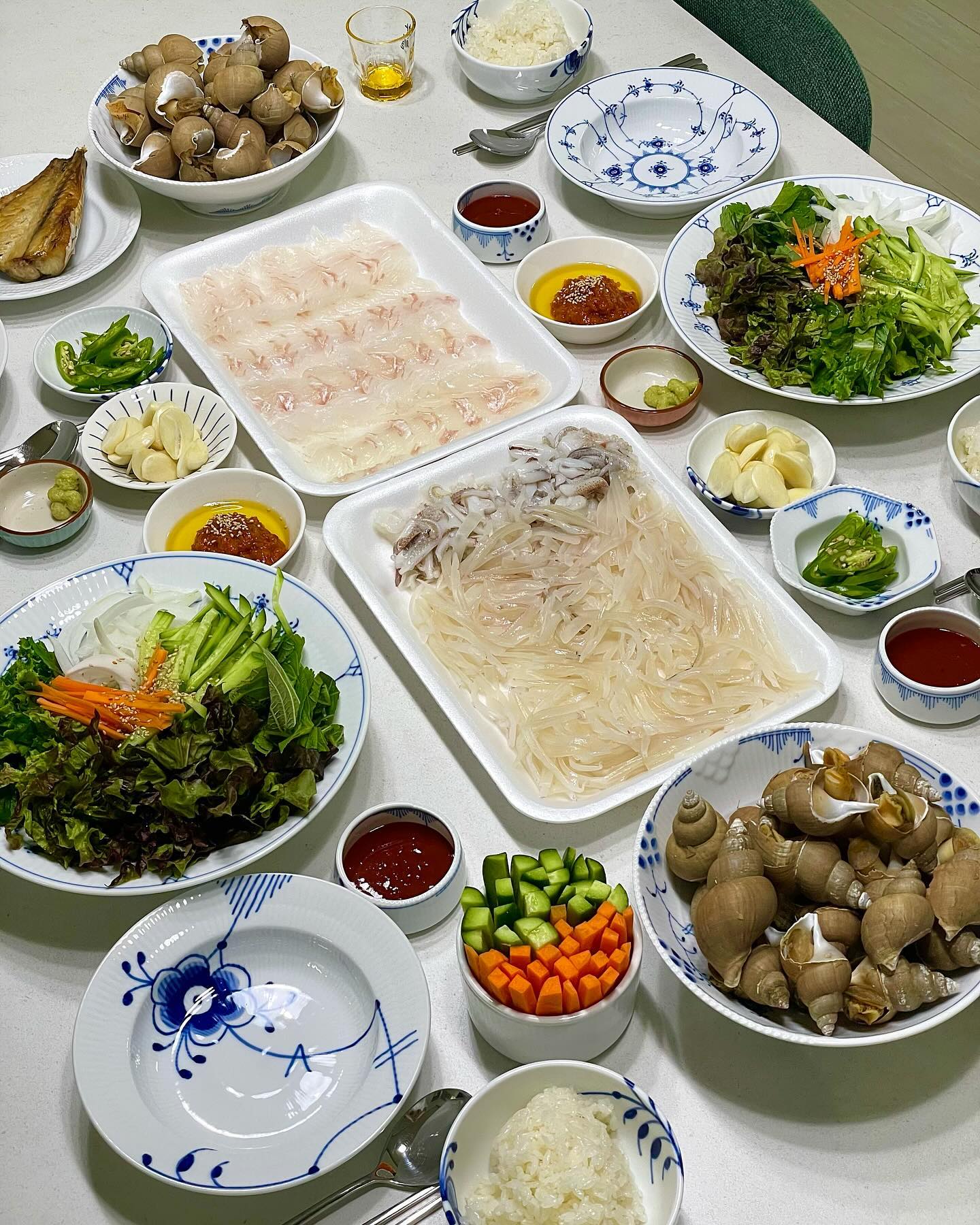.

지난 주말 친구들과 신나는 주말을 보내고
일주일을 꼬박 아파서 누워 지내다
오늘에서야 좀 살 것 같아 옆집 뒷집과 함께..
뒷집 동생의 초대로 일주일만에 입터지게 먹었네
왜 회가 계속 나와 ㅋㅋㅋㅋㅋ손큰 동생👍
덕분에 너~~~무 잘먹었습니다🤗 고마워 🫶 

#회#참골뱅이#초대음식#좋은사람들과함께 
#삼형제맘#삼형제가사는집#seraleelife