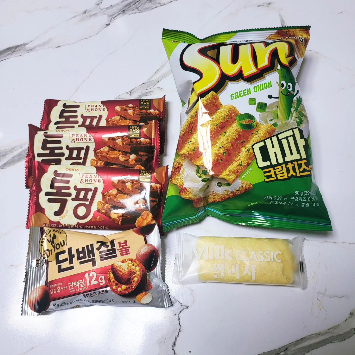 #발랜타인데이 내가 좋아하는 까까들로
#톡핑 은 좋아하고 #썬칩 은 좋아하는데
새로 나온맛!!
#단백질볼 은 살빼라는 무언의 압박??
#발렌타인데이 
삐영이 땡큐❤️ director_kim