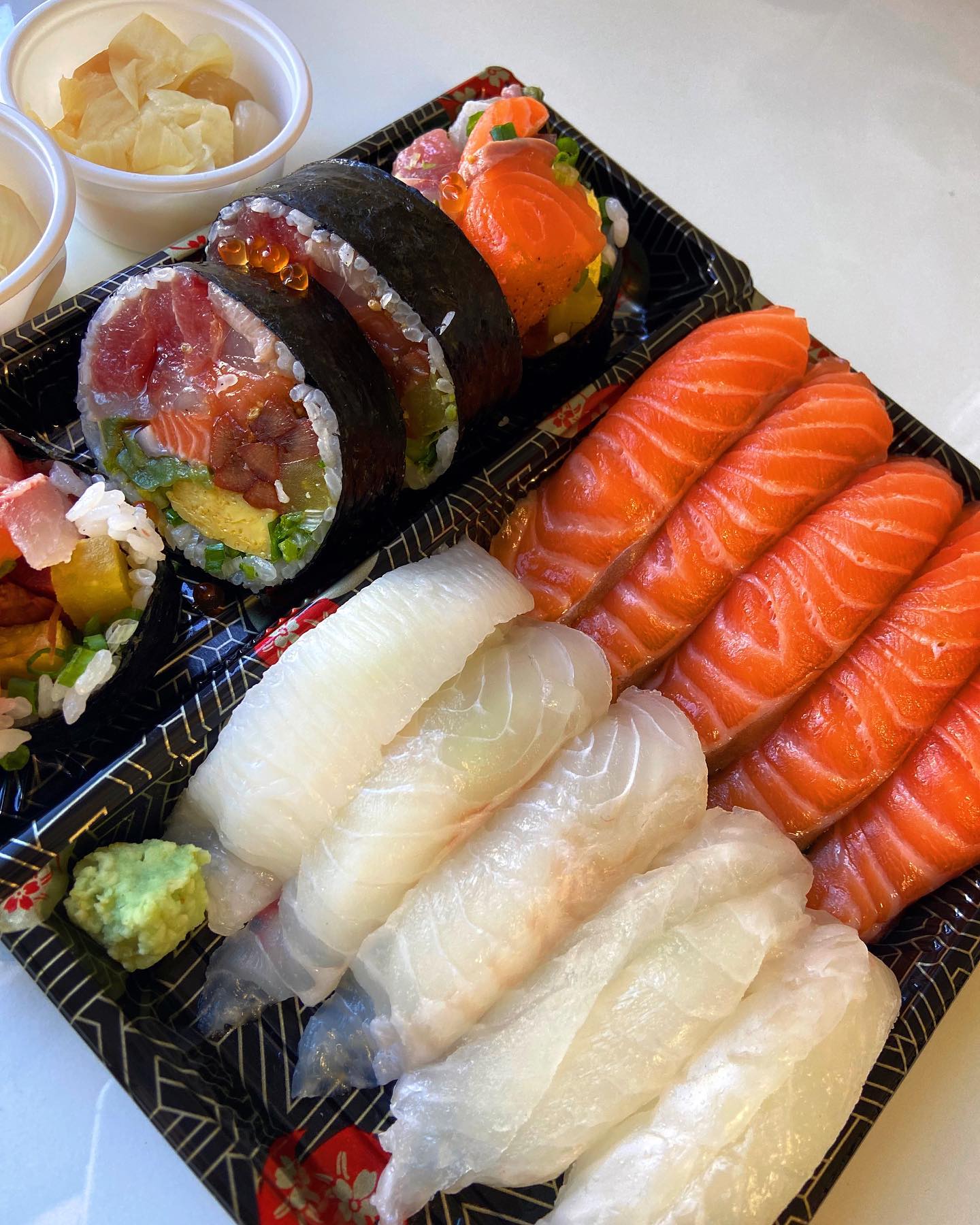 오늘의초밥

#우리동네맛집 #광교맛집 
#광교카페거리 #오늘의초밥 

코로나 격리 중인 영이커플은 초밥러버로
1일1초밥 시켜먹었을텐데,,,
오늘의초밥은 배달이 안되는구나🥹

연어를 좋아하는 영이👦🏻
흰살초밥을 좋아하는 영이👩🏻
저희는 연어광어초밥, 후토마끼 자주 먹어요!

회 두툼하고 긴거 보이죠? 
찐 광교초밥맛집이라 현장웨이팅 생겨서
매번 포장으로 ㅎㅎ 애정하는 맛집임👩🏻‍❤️‍💋‍👨🏻🤍