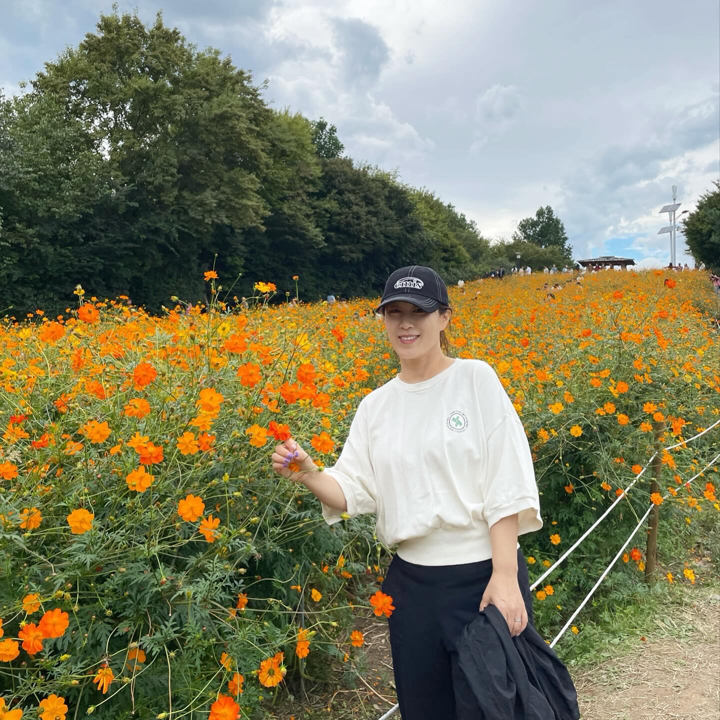 올림픽공원 들꽃마루 산책
트레이닝복 입고 걷다가 우연히 갔는데 코스모스 넘 이뻤어요~

#올림픽공원 #올림픽공원들꽃마루 #코스모스 #셀스타그램 #셀카 #셀피