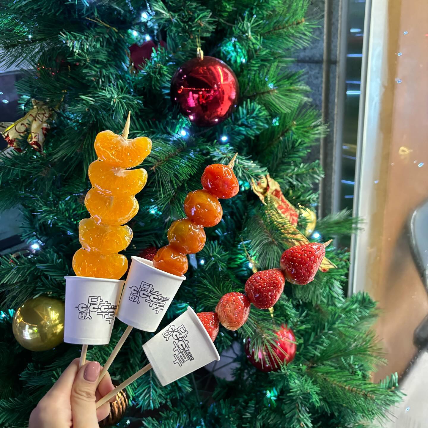 #협찬 탕후루 조아~ 🍓🍅🍊

신당동에 있는 없당 탕후루는 제로슈가라서 당이 0g에 칼로리도 절반이래용~  설탕이 있는 있당 탕후루랑 없는 없당 탕후루중에 골라먹는 재미 ✨

#탕후루 #겨울간식 #없당후루 #겨울디저트 #과일디저트 #디저트 #간식 #제로탕후루 #간식추천 #제로 #맛집 #신당중앙시장 #신당맛집