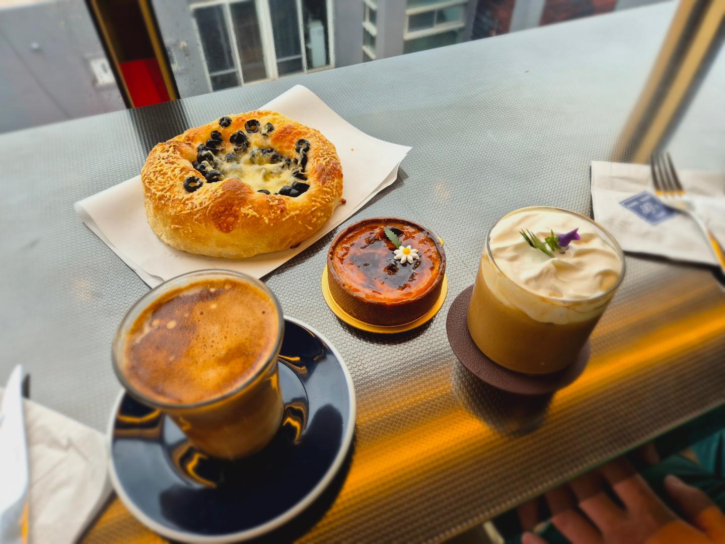 ⠀
⠀
제주에서 찍은 사진들 뒤적이다가...📸
⠀
⠀
☕️커피도 맛있고 빵도 맛있었던 제주 어느 카페~~
⠀
워크샾으로 가서 신나게 놀았으니 이제 신나게 일해야지🤣
⠀
늘 놀고만 싶다~~~
⠀
⠀
⠀
#노는게제일좋아 #매일매일 #놀고싶어 #워크샾 #단합대회 #으쌰으쌰 #놀고먹고자고 #이러니살이찌지