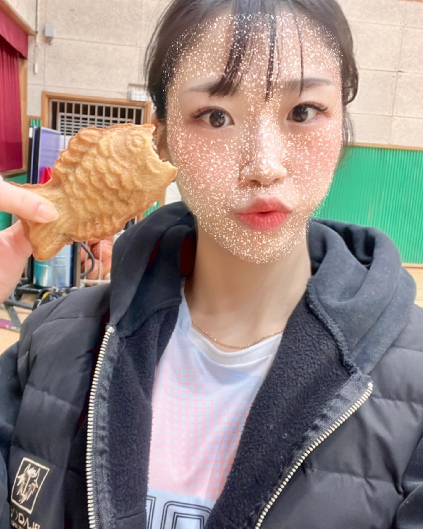 🐡 '3' 🐡

•  겨울엔 🐡붕어빵 못참찌!!! 전 사실 ' 호떡파 ' ... 붕어라이팅🕯

겨울 간식 붕어빵, 호떡, 오뎅, 타코야끼... 
다들 좋아하믄 겨울간식은??
오뎅을 물오뎅이라고 부르듯, 신기한게 있을까요?!

•  내시낑 나두 보고싶어😘💕

.
.
.
🏸 
겨울이어도 운동이 최고💗
.
.
.
좋아하는 오로라티 입구! 룰룰🎶  _⚡️라이트닝클럽에서!
#붕어빵 #호떡 #타코야끼 #오뎅 #공통점 #입다데임 
#겨울냄새 #곧봄