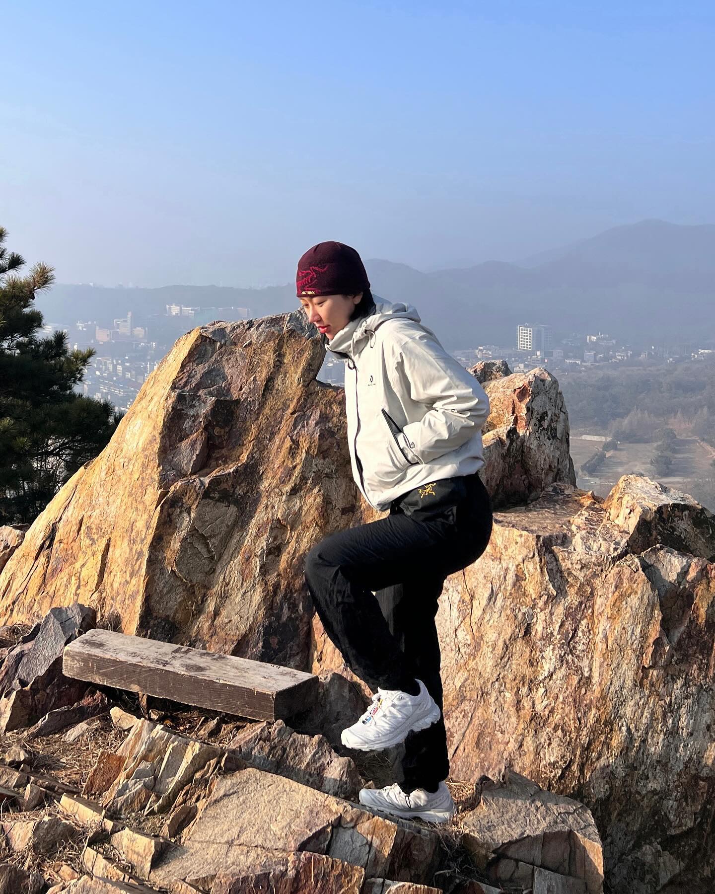 미세먼지 많은 날에도 등산하고 싶은 나…⛰️🤟🏽

나노소재를 이용하여 극강의 통기성과 쾌적한 착용감을 주는
📌블랙야크 M나노AWC자켓 실버베이지📌를 착용해봤어요!
주머니 부분엔 99%박테리아 박멸🦠로
미세먼지 가능한 날에도 쾌적함을 유지할 수 있어서 더 좋았어요🤍

저는 일부러 큰 사이즈(168cm 100size)에
밑단 스트링조절을 이용해서 박시하게 코디해보았는데요
허리에 있는 스트링을 이용하면 핏하게도 코디되더라구요😍
각자의 스타일링에 맞게 코디 가넝한
블랙야크 M나노AWC자켓이었듭니다🩷

#광고
#바람막이 #방수자켓 #쉘자켓 #등산자켓 #블랙야크 #BLACKYAK #바람막이 #방수자켓 #쉘자켓 #등산자켓 #등산바람막이 #블랙야크바람막이 #캠핑자켓 #캠핑바람막이 #트레킹자켓 #트레킹아우터 #아웃도어자켓 #아웃도어자켓추천