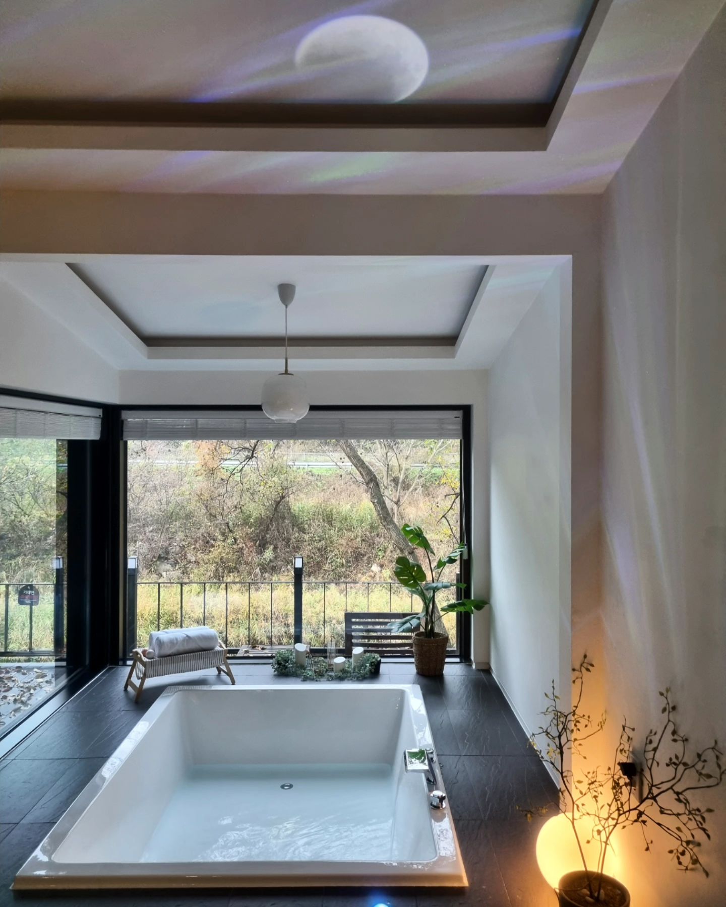 #협찬
가을 단풍여행으로 다녀오기 제격이었던 춘천의 머뭄펜션🏡

산좋고 물좋은 춘천에서도 배산임수의 명당에 위치해서 단풍진 풍경과 흐르는 계곡을 보며 스파와 바베큐를 즐길 수 있었던 예쁜숙소에요🍂

신축펜션이라 구석에 먼지하나 없이 깨끗하고 모든 어매니티와 와인잔을 포함한 식기류, 무드등까지 구비되어있어 정말 편안하게 쉬고왔답니다🤍 

떨어지는 낙엽보며 입욕제 푼 뜨끈한물에 스파를 하고나니 여기가 바로 극락🛀
다녀봤던 스파펜션중에 욕조가 가장 커서 4명이서도 넉넉하게 스파를 즐길 수 있는 사이즈라 가족여행으로도 참 좋을것 같더라구요👍

제가 다녀온날에는 비가 왔는데 폴딩도어 창이 달린 프라이빗 바베큐룸에서 빗소리들으며 고기를 구워먹었는데 어찌나 좋던지..🧚‍♀️
저녁에는 복층 침실에서 별보다 잠들었는데 감성까지 가득 채우고 온 만족스러운 펜션이었어요✨

여름에는 야외 수영장도 운영한다고하니 좋은공기 마시며 물놀이하러 다시 와야겠어요💞
 

📍강원 춘천시 사북면 화악지암길 600-150
⏰체크인/체크아웃 : 15:00/11:00
010-3837-3311
✔스파, 야외온수풀, 프라이빗 바베큐장, 식기류 완비, 계곡, 독채, 테라스, 주차장 

 
 
#가평여행 #가평커플펜션 #가평가족펜션 #가평풀빌라 #가평독채펜션 #가평펜션 #가평수영장펜션 #가평풀빌라펜션 #춘천여행 #춘천풀빌라 #춘천독채펜션 #춘천펜션 #춘천수영장펜션 #춘천풀빌라펜션 #머뭄펜션 #스토리앤체험단 #스토리앤미디어 #여행스타그램 #가을여행 #가을여행지