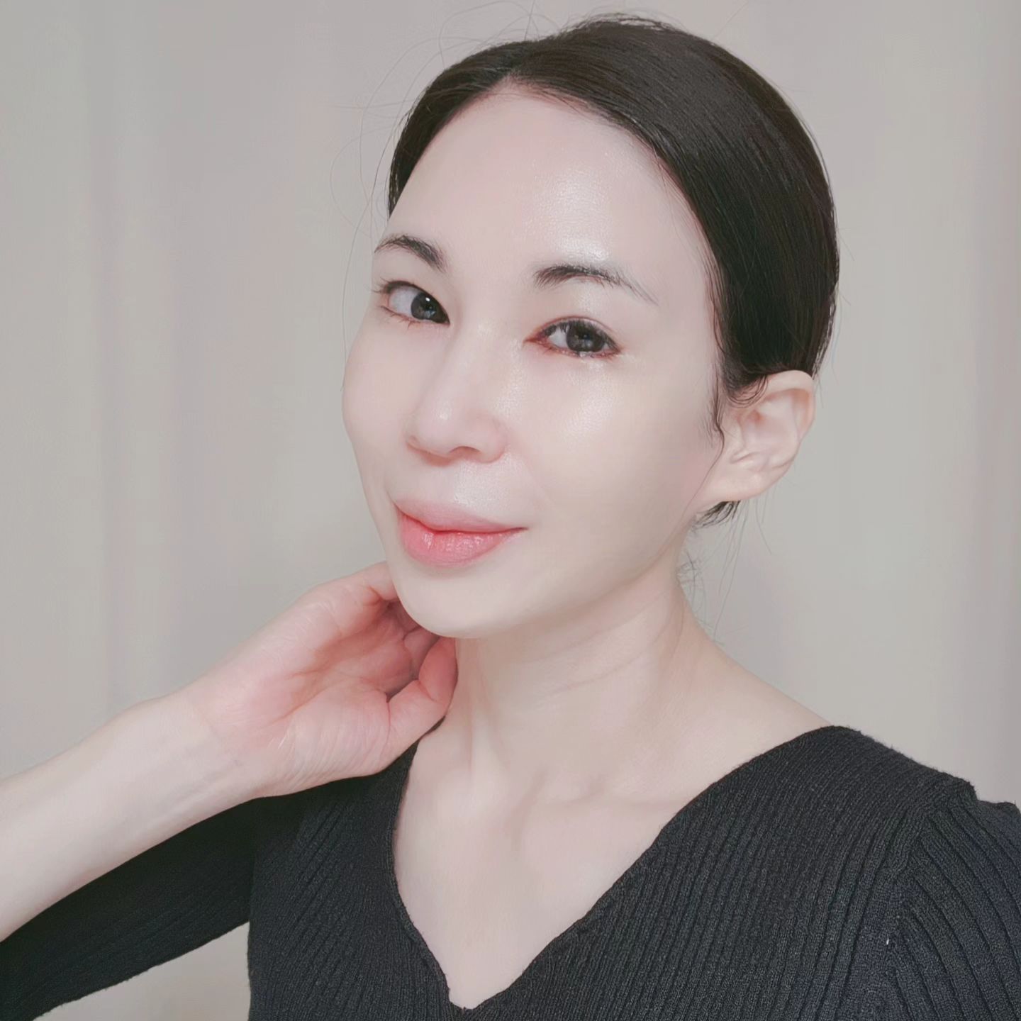 #광고
춥고 건조한 날씨에 피부 속부터 보습과 영양을 채워 
촉촉하고 매끄러움과 함께 윤기가득 광채나는
피부로 가꿔주는 보습광채에 영양탄력 듀얼크림으로
4D 광채 탄력 선사, 프리미엄 토탈 케어 올인원 더블 크림이에요.

시즌마다 좋은 성분 한가득 담아놓은 달바반반크림
에는 빼놓을 수 없는 섬분인 화이트 트러플과
비건단백질, 히알루론산, 백련초 등 보습, 영양
탄력을 한번에 피부고민 해결 할 수 있어요.

피부 컨디션에 맞게 데일리로 사용할 수 있고
무엇보다 민감한 피부에 자극없는 순한 사욤감으로
리프팅과 광채로 4D존 케어까지 하기 좋은
고기능성 프리미엄 비건 달바올인원더블크림으로
추운 겨울 영양크림으로 추천드려요!!

dalba_piedmont
#달바올인원더블크림 #달바올인원크림 #달바더블크림 #달바반반크림#달바크림 #비건크림 #효리크림 #4D크림 #크림 #수분크림 #보습크림 #수분크림추천 #크림추천