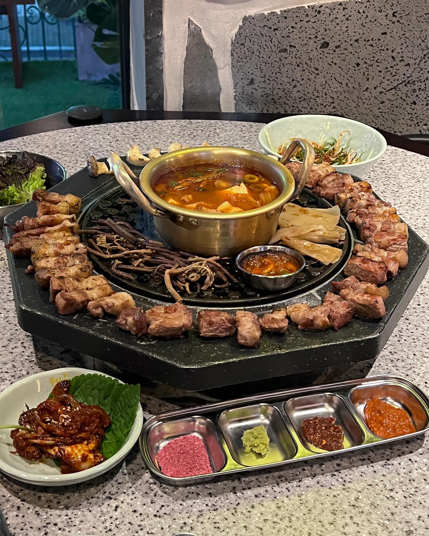 📍#제줏간 
[경남 창원시 성산구 마디미로21번길 4 아이존상가 2층 (상남동)]

- 제줏간 특목살
- 제줏간 특삼겹살

흑돼지 먹으러 제줏간 갈래? 🍖
입구부터 돌하르방과 제주공항 입국장 느낌에 내부 인테리어는 푸릇푸릇한 제주 느낌이 물씬 🌴🗿
숙성 시킨 삼겹살과 목살은 육즙이 가득하니 촉촉! 
곁들여 구워먹는 고사리와 묵은지도 고기와 찰떡궁합! 
직원분께서 직접 맛있게 구워주시니 고기 못 굽는 사람이 가도 걱정 없이 고기맛은 무조건 보장!
맛깔스러운 양념게장과 고기가 가득들어있는 김치찌개가 기본!! 얼큰하고 시원한게 자꾸 들어가는 맛! 
제주갈 필요 없이 상남으로 Go! Go!