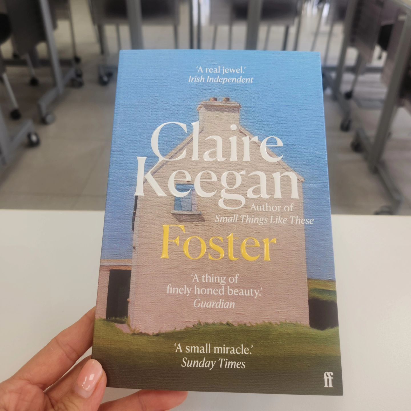"사람들 사이에는 아주 커다란 차이가 있다" 
[맡겨진소녀]의 행간을 읽는 일이
한문장에 담긴 의미를 곱씹는 일이 
함께 토론하며 새로운 사실과 의견을 발견하는 일이
문학을 읽는 유익이고 커다란 즐거운 일임을 부인할 수 없다(아이리시 화법?! )
사람들 사이의 아주 커다란 차이가 때때로 상처가 되어 힘이 들지만  
'입다물기  딱 좋은 기회를 놓쳐서 많은 것을 잃는 사람이 너무 많' 은 경우를  매번 경험하면서도 다시  실수를 저지르는 어리석은 인간이지만
상처를 치유받는 것도 다름아닌 사람에게서니
그 다정함을 외면하고 비밀많은 부끄러움(?) 속으로 숨어버리기에는 아쉬운 묘한 세상이다
픽션 속 존재하지않는 사람과의 대화 속에서만 즐거움을 누리고픈 마음을 다독이며 
남탓이 무슨 의미가 있나 
내가  노력하는 길 밖에는 없지

"좋은 여자는 멀리 내다보면서 남자는 낌새를 채기도 전에 무슨 일이 생길지 미리 알아차리지" 

#맡겨진소녀#클레어키건#Foster
#독서단상#북스타스램#독서모임추천책