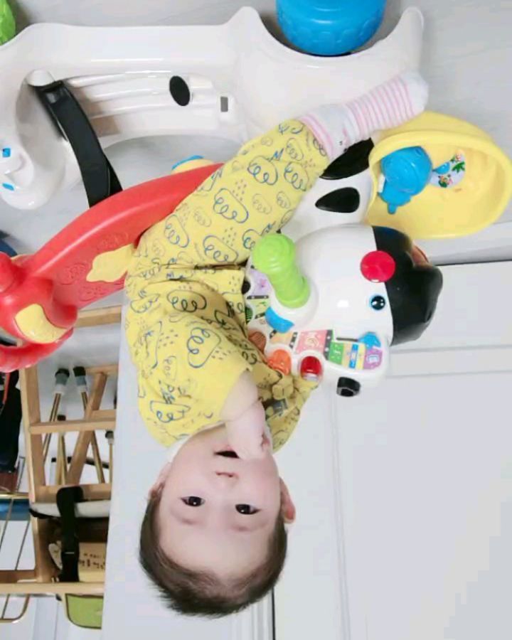 요귀요미를 어쩌지♡
어제의 너♡

어린이집 하원해서 집오면
갑자기 조금 징징 거리는게
꾀나 그곳이 즐거운가보다
다행이야😊
장난감 도서관에서 대여해온
말을 잘 타려나 했는데
앉히기만해도 귀엽네😍
.
.

#my_Sia 
#요귀요미
#사회생활잘해
#어디가든이쁨받는너 
#뭐든이쁘
#오늘도화이팅
#덕분에웃는다