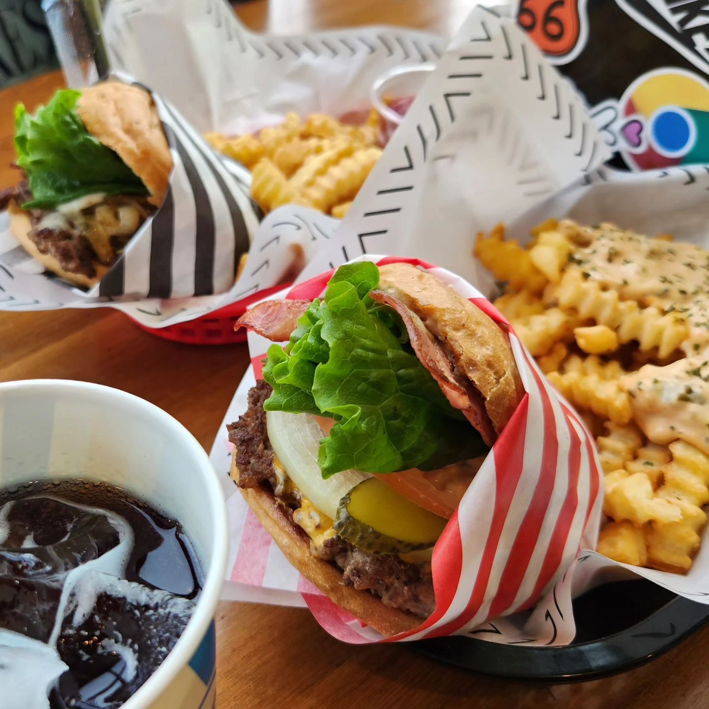 #냠냠 
.
.
#천안수제버거 #세븐데이즈버거 개꿀맛🍔🍟💛
허니블루버거랑 퍼펙트그릴버거 세트인데 버거에서 잡내도 안나고 감자튀김양도 어마어마해요 맛있어 🫶
매장도 귀욤귀욤해서 홀에서 먹어도되고 인근이면 배달도 가눙 !
두정역 근처이고 주차장도 있으니까 편하게 방문가능합니당🤍
