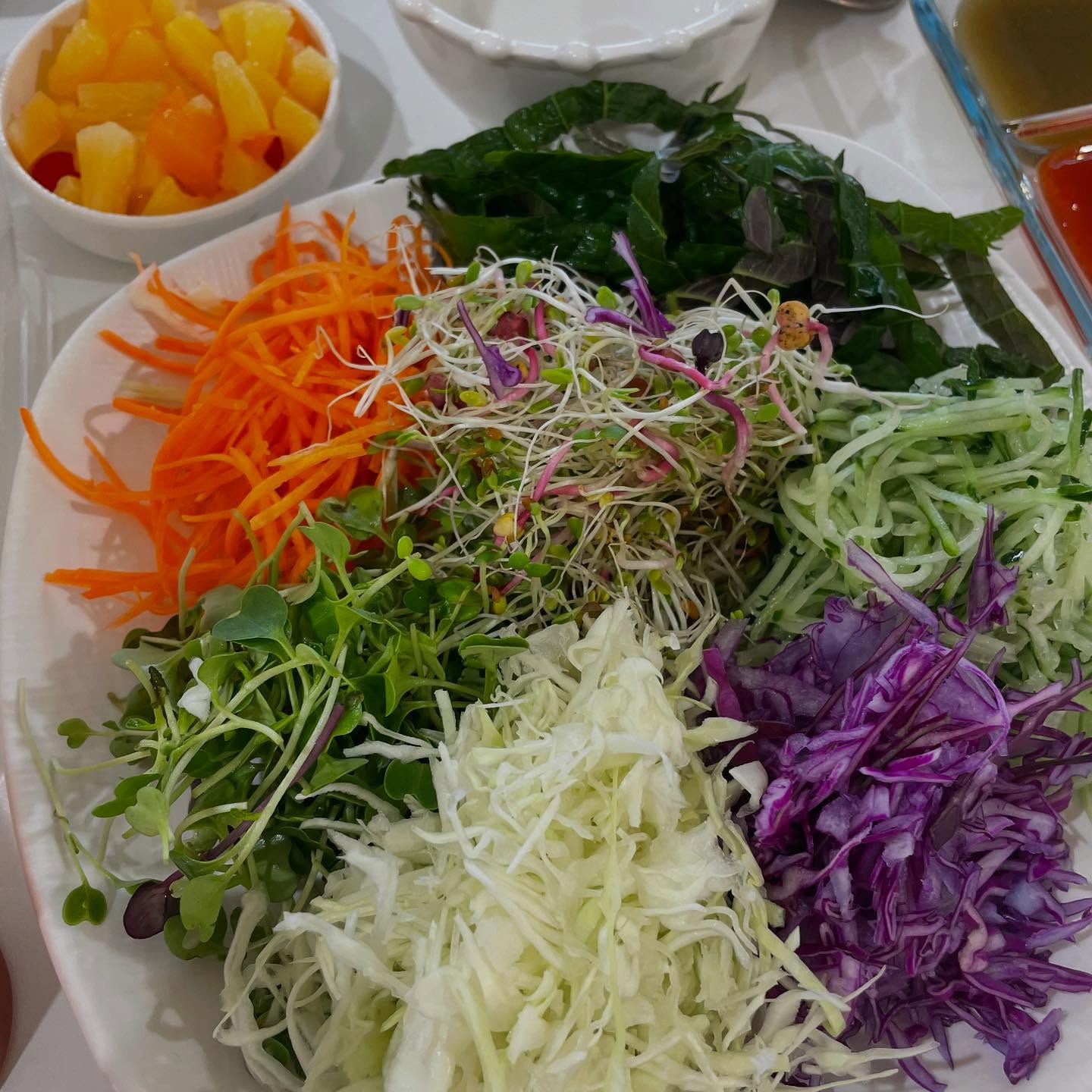 카페처럼 예쁜 곳에서 뜨끈한 샤브샤브 한그릇 🍲
나만 알고싶은 숨겨진 맛집😍👍🏻 
.
샤브샤브 검색하다 어? 이런곳이!
월남쌈+샤브채소 무제한에 이 금액? 

주차장도 넓고 들어가는 입구부터 감성 뚝뜍
사장님 센스 느껴지는 카페처럼 예쁜 인테리어 🪑

그릇도 넘 예쁘고 맛은 더 좋아서
내돈내산 후기 올려요 😋

포근하고 따뜻한 곳에서
친절한 인사 받으며
너무 맛있게 잘 먹고 왔어요 
또 갈께요 🥰

#실로 #샤브샤브 #인천맛집
#예쁜인테리어 #무제한맛집 #주차편해요
#샤브샤브실로 #인천남동구맛집 #남동구맛집
#맛집추천 #겨울메뉴