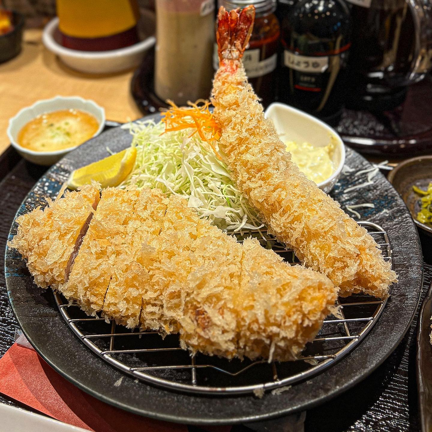 ⠀
후쿠오카에서 가장 맛있었던 돈카츠 롯폰마쓰역 부근의 돈까스 요시다, 사진으로 봤을때 예상한 맛보다 두체급 쯤은 그냥 뛰어넘는 맛이라 놀랐다, 감동적인 임팩트.

새우튀김은 굳이? 싶고 사이드로 주문한 안심은 생각외로 평범했지만 메인인 도쿄x 품종의 등심은 극강의 부드러움과 등심 특유의 밀도감이 함께 몰아쳐서 진심펀치 두들겨 맞음ㅋㅋ
⠀
⠀
텐진에서 멀지않으니 돈카츠 좋아하시는 분들은 꼭 가보셨으면 좋겠고 웨이팅이 꽤 있는편이라 점심시간 맞춰간 나는 거의 1시간 이상 기다림, 오픈런 하시는걸 추천드림.

또한 홀 직원분이 사장님 따님이신데 한국 유학생활을 하셔서 한국어 엄청 잘하심 걱정하지말고 달려가세요ㅋㅋ
⠀
⠀
⠀
#とんかつよしだ #돈까스요시다 #왕프로후쿠오카 

#돈카츠요시다
#후쿠오카돈카츠 
#후쿠오카돈까스 
#후쿠오카맛집추천
#후쿠오카맛집투어
#후쿠오카여행✈️