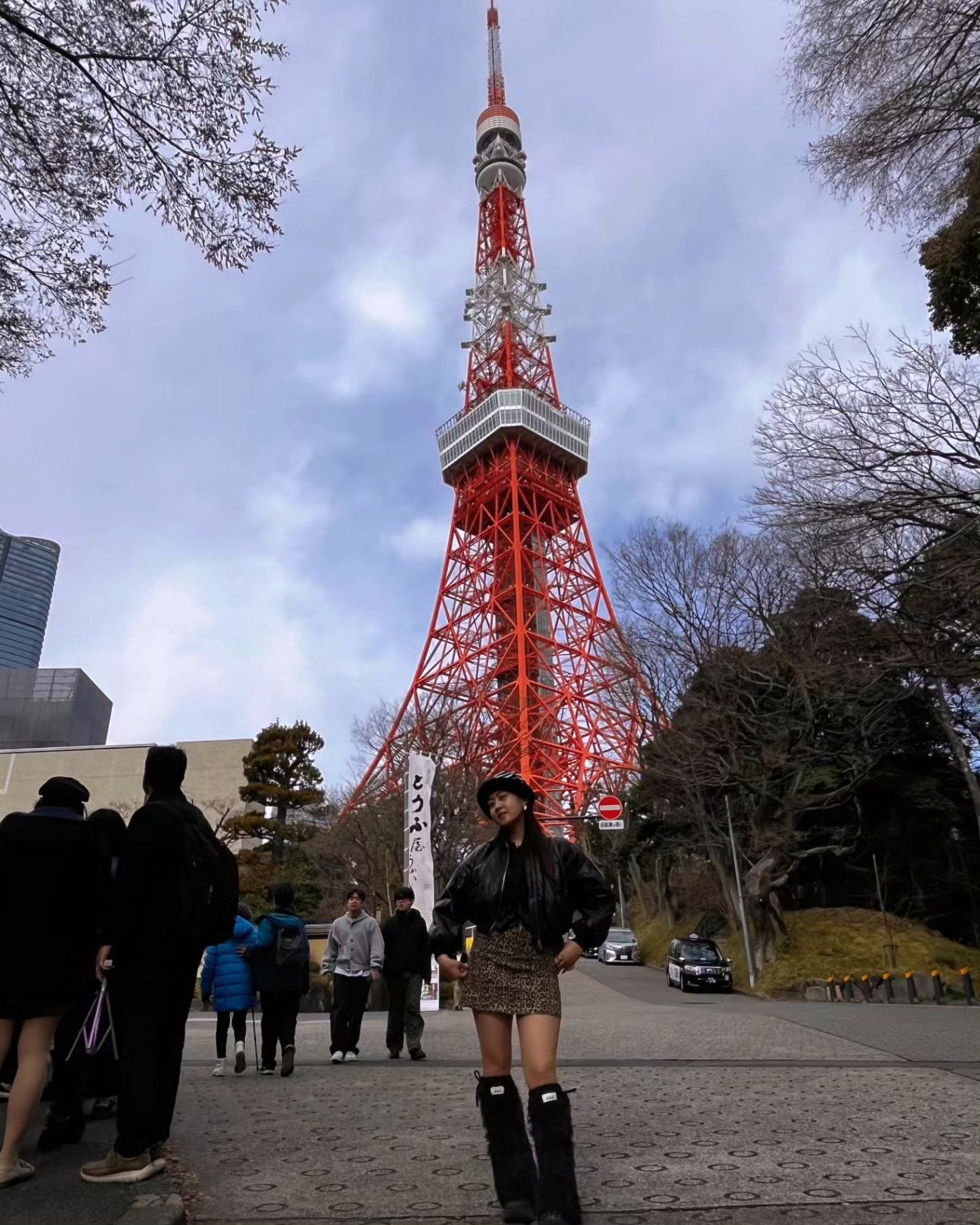 TOKYO🗼 너무 이쁜게 많아서 요기서 안살길 다행...
도쿄살았으면 파산각...결국 모자만 8개 갖고다님ㅋㅋㅋ
담엔 하라주쿠 또가서 니삭스랑 모자
더 살거닷ㅎㅎㅎㅎ 꼭 아랑이랑 신랑 데쿠가야징~

.
.
.
#브리엘 #daily #selfie #셀스타그램 #얼스타그램 #셀카 #selca #데일리룩 #델룩 #패션스타그램 #fashion #ootd #dailylook #일상 #소통 #여행스타그램 #도쿄여행 #시부야여행 #shibuya #긴자여행 #긴자맛집 #하라주쿠여행 #하라주쿠패션 #하라주쿠쇼핑 #도쿄타워
