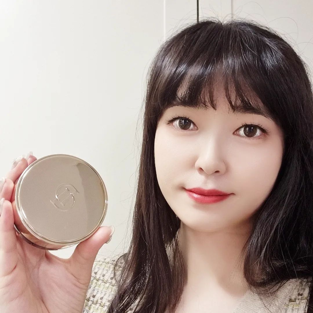 #협찬 #디노쿠션 #diino #듀얼쿠션 #쿠션팩트 #쿠션추천 #커버력좋은쿠션 #지속력좋은쿠션

디노 롱 웨어 커버리지 듀얼 쿠션 파운 밤은 프라이머 커버밤 + 글로우 쿠션 2가지가 들어 있어서 결점이나 잡티 없이 깨끗하고 화사하게 피부를 연출할 수 있어요

롱 웨어 커버리지 파운데이션 밤은 자연스럽게 보정이 되고 롱 웨어 커버리지 앰플 쿠션은 촉촉해서 맑은 피부를 연출해줘요
더블 액션으로 물광 메이크업 완성!

얼굴 표면에 부드럽게 녹아 들어서 이중으로 보호해줍니다 
수분 증발은 막고 결을 정리하면서 보정과 커버력을 높여주는 파운데이션쿠션 추천할게요

구상 파우더가 굴곡 사이사이를 메꾸고 다반사를 일으켜 보정한 것 같이 예뻐보이네요 
피부톤이 밝은 편이라서 01 라이트베이지 쿠션팩트 사용하고 있어요 

실리콘 겔이 모공, 주름 사이를 메우고 수분을 잡아주어 촉촉하게 표현해주고 메이크업 지속력도 업!
파우더로 필터를 씌운 것같이 매끈하게 표현이 됩니다