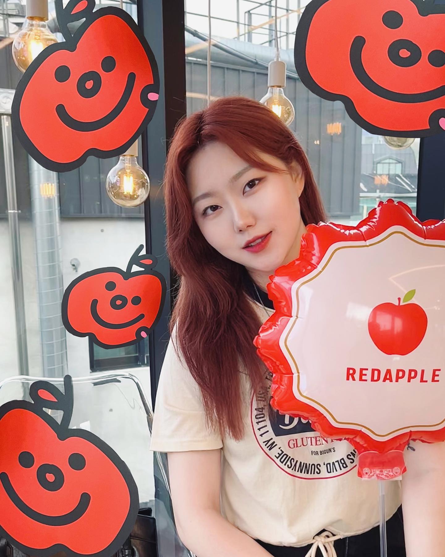 사과&페스츄리 좋아하면 redapple_coffee 

애플파이 좋아하시나요 전 좋아합니다
맥도날드 파이 단종 소식듣고 눈물 흘릴뻔했죠

어머 근데 애플파이를 전문으로 취급하는 카페가 있다?

파사삭포소송한 페스츄리안에 국내산사과필링
음료는 무조건 리얼티애플, 리얼애플에이드입니다
사과 알맹이가 들어가있어요(맛 굿잡)

다른곳에는 없는 새로운 디저트 #레드애플 에서 즐기고 가세욤

📌레드애플 연남점
서울 마포구 동교로46길 30 1층

🍎🤤🧃🤩💃🌹🍏
#연남동맛집 #홍대맛집 #연남동카페 #연남동가볼만한곳 #연남동데이트 #레드애플연남점 #협찬 #광고 #제품제공 #카페협찬