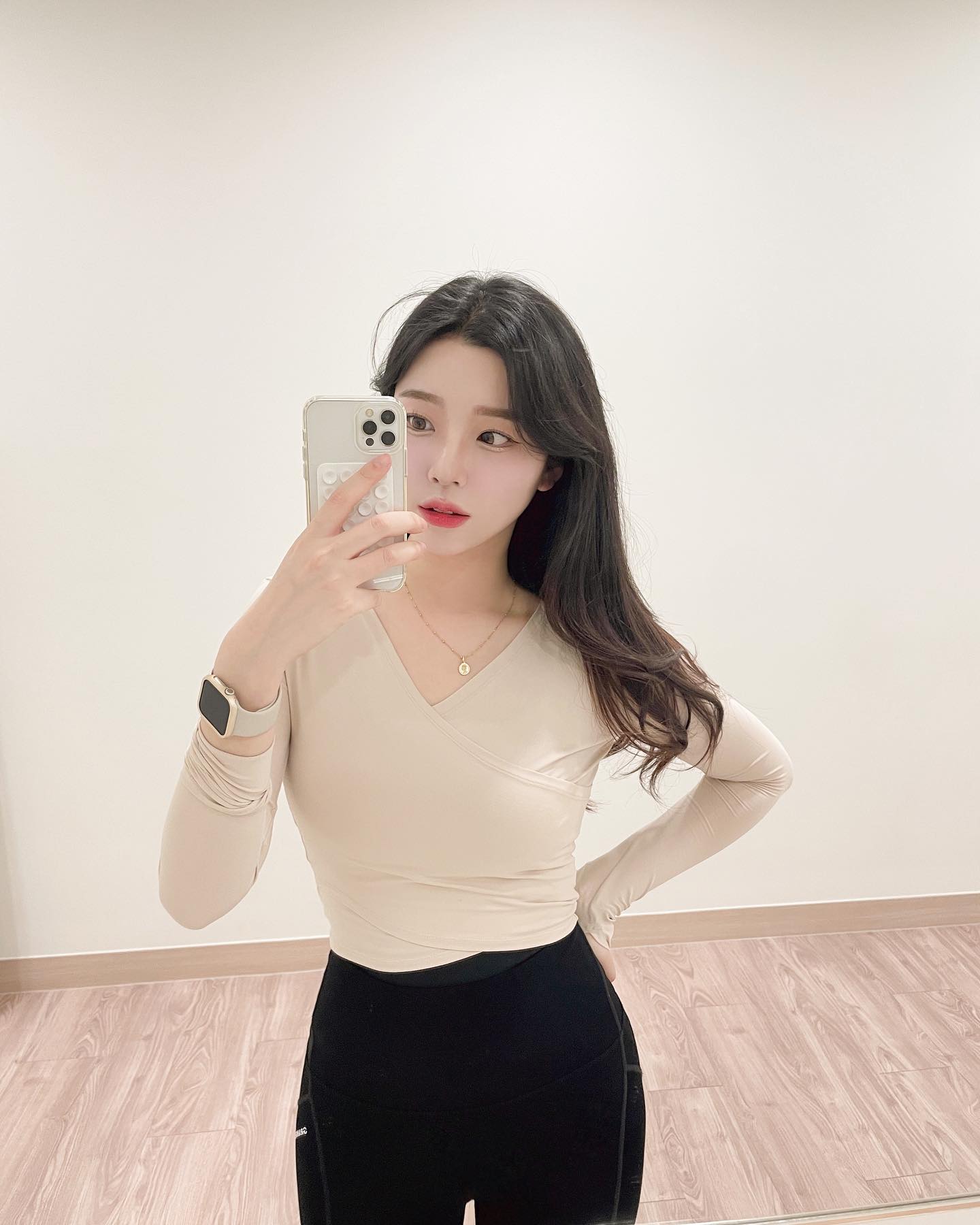 죽기야 하겠어? 꽤꼬닥

내가 가장 좋아하는 것들을 즐기기 위한 나만의 방법 ::
도망가기, 노래들으며 걷기, 약간의 지옥운동 (필라테스..)
시집읽기, 골목골목 동네 사진 찍기까지 완벽! 🫠

#필라테스 #멀츠에스테틱스
#처음부터울쎄라 #울쎄라골드스토리