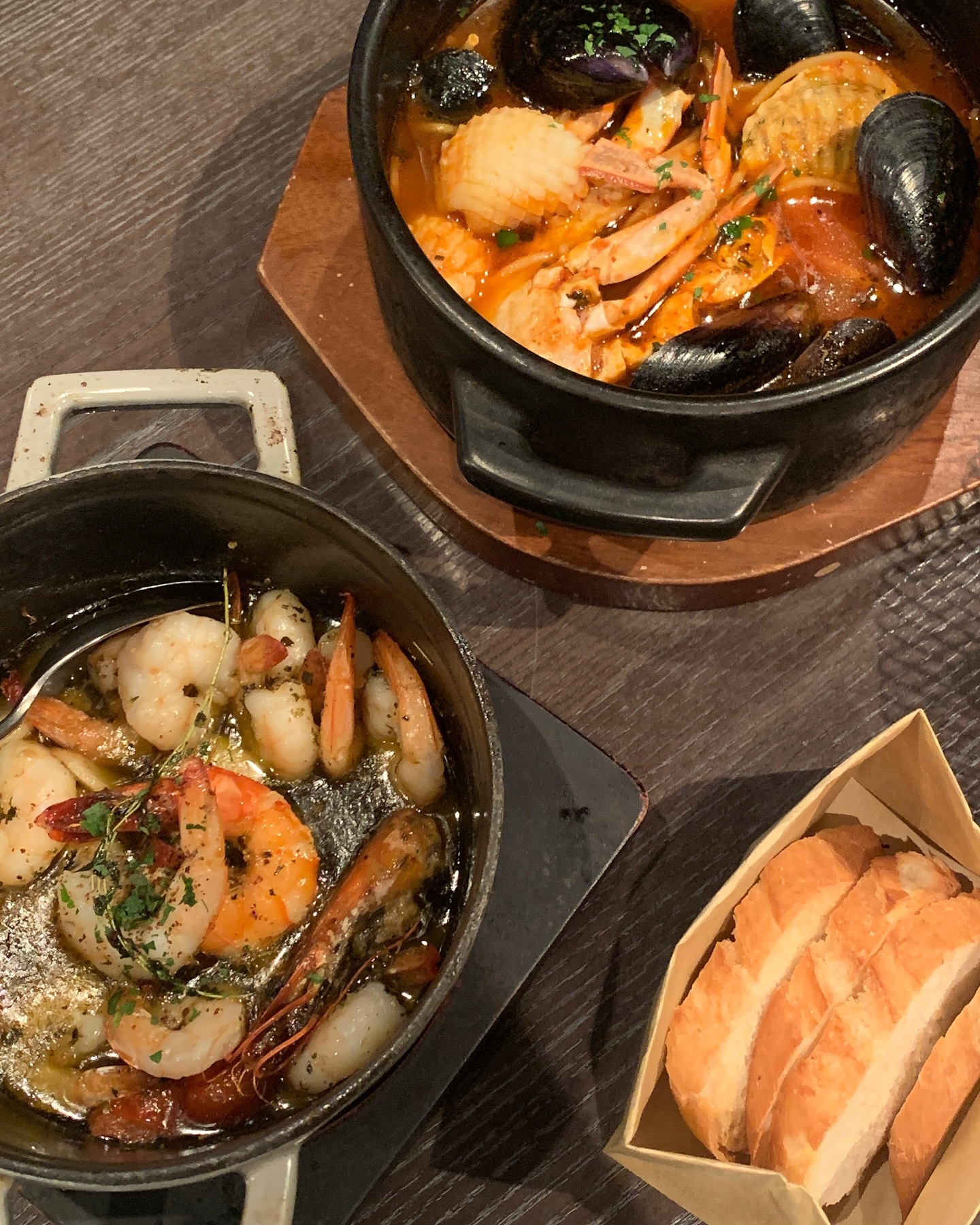 #협찬 #광고 lupo.kr 

🍤광화문 파스타&감바스 맛집 LUPO🍤 
통창 뷰가 포인트인 루뽀에서 부담없는 가격으로 만나는 미쉐린 출신 셰프의 음식! 소믈리에가 엄선한 와인🥂, 맥주🍻 등 다양한 주류를 즐기는 가스트로펍이에요.  치오피노 파스타🍝 제철 해산물을 올린 매콤한 토마토 해물탕 파스타, 감바스 알 하이요🍤 핑크페퍼를 곁들인 통통한 새우가 가득한 감바스, 티라미수🍮 클래식 마스카포네 치즈와 에스프레소 겔소스의 조합. 매일 콜키지 프리 이벤트🥂 2인당 1병 와인(750ml)에 한하여 와인 콜키지가 가능해요.

 
 
 ️ 

🏨 서울 종로구 새문안로5길 31 센터포인트 빌딩 2층 
⏰ 11:30 ~ 23:00 

ㅤㅤ
———————————————️

#루뽀 #광화문맛집 #광화문역맛집 #광화문소개팅 #광화문핫플 #광화문데이트코스 #광화문맥주 #광화문역맥주 #광화문와인바 #광화문와인 #경복궁역맛집 #경복궁맛집 #경북궁데이트 #경복궁맛집추천
