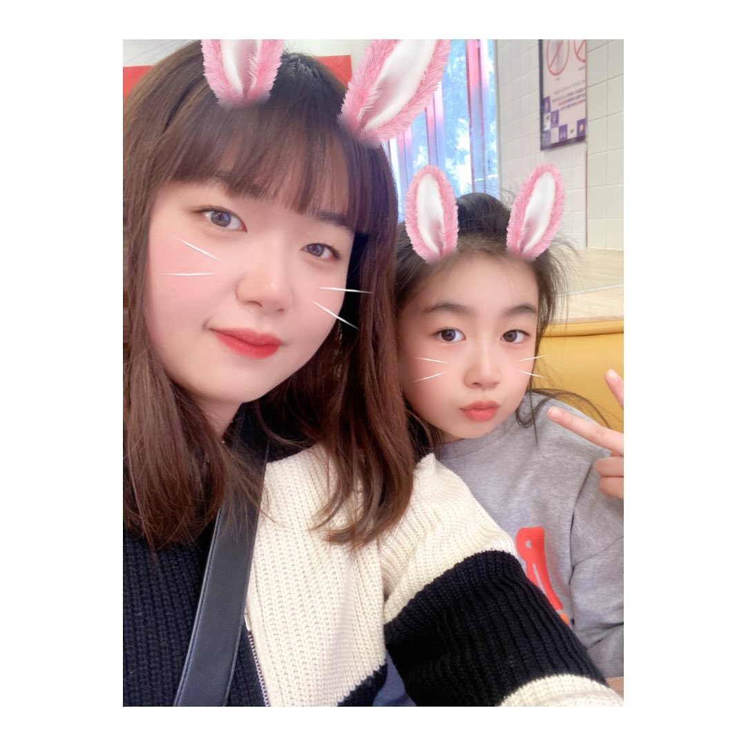 _
색색깔 토끼귀가 다나오네 ㅋㅋㅋ
날씨는 좋고 미세먼지는 많은날!
햄버거 먹고 도서관데이트❤️
⠀⠀⠀⠀⠀⠀⠀⠀⠀⠀⠀⠀⠀⠀⠀⠀⠀
이때까지만해도 좋았는데 ㅜㅜ
자고일어났더니 콧물도 많고 목도 아프다는 토미
⠀⠀⠀⠀⠀⠀⠀⠀⠀⠀⠀⠀⠀⠀⠀⠀⠀
급하게 일요일 문여는 이비인후과 찾아서 
진료시간보다 한시간 전 병원행!
⠀⠀⠀⠀⠀⠀⠀⠀⠀⠀⠀⠀⠀⠀⠀⠀⠀
다시 코세척 분말도 꺼내고
자야하는데 한쪽코가 막혀서
잠도 못자는 내딸랑구🥲
⠀⠀⠀⠀⠀⠀⠀⠀⠀⠀⠀⠀⠀⠀⠀⠀⠀