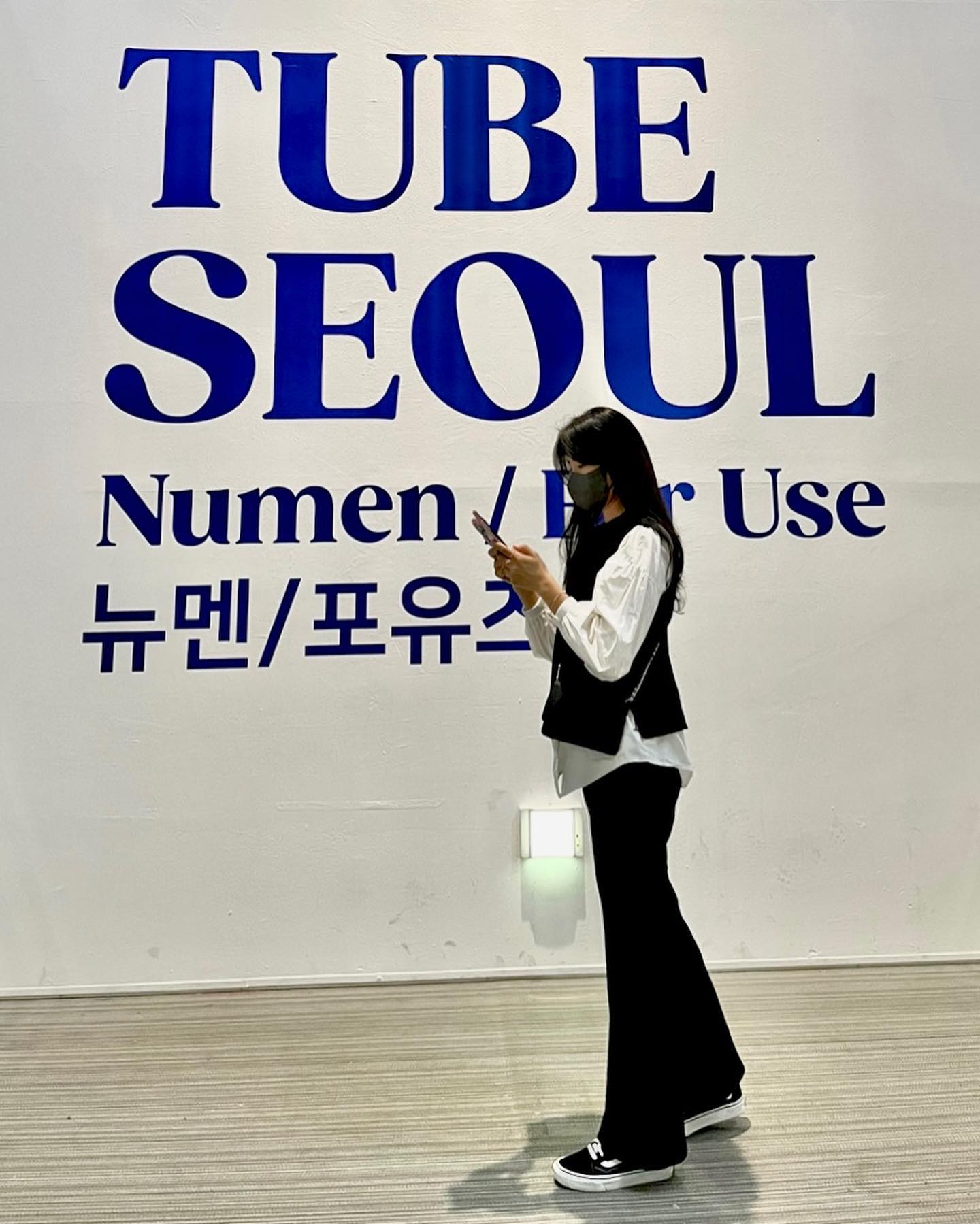 📍 TAPE SEOUL (#협찬)
.
새로운 영역의 체험 전시! 
테이프 서울(TAPE SEOUL)
.
.
K현대미술관에서 
유럽 출신의 세계적인 아티스트 그룹 
뉴멘 / 포유즈 의 설치예술 작품인
테이프서울 & 튜브서울
관람하고 왔어요!
•
단순히 눈으로 보는게 아닌
설치 구조물의 내부에 직접 들어가 
그 공간 속을 직접 탐험하고 
체험하니 너무 즐거웠고,
새롭게 구현된 공간에 대한 지각을 확장 시키고 
완전히 색다른 차원에서 공간을 
인식할 수 있었어욥!

시각적인 즐거움을 뛰어넘어 
색다른 차원의 공간 체험을 원하시는 분들에게 
너무 반가운 전시가 아닐까해요☺️
.
1월 말까지 한다고 하니
친구,가족 그리고 연인끼리 동심으로 돌아가 
체험하면 어떨까요? K현대미술관 추천합니다👍🏻
.
📍전시 장소: 서울 강남구 신사동 666-7 
  K현대미술관
🎈전시 기간: 2022-07-30 ~ 2023-01-29
⏰운영 시간: 10:00 ~ 19:00
* ��월요일 휴무, 18:00 매표 및 입장마감
* 예약은 네이버에 "테이프 서울" 검색해보세요🔍 

#전시회 #미술관 #전시 #겨울코디 #여자겨울코디 #전시회추천 #팝업 #팝업스토어  #압구정로데오핫플 #압구정로데오데이트 #멜릭서 #멜릭서핸드크림 #데이트코스 #압구정핫플 #핫플레이스 #이색데이트 #전시회추천 #인플루언서 #vip초청