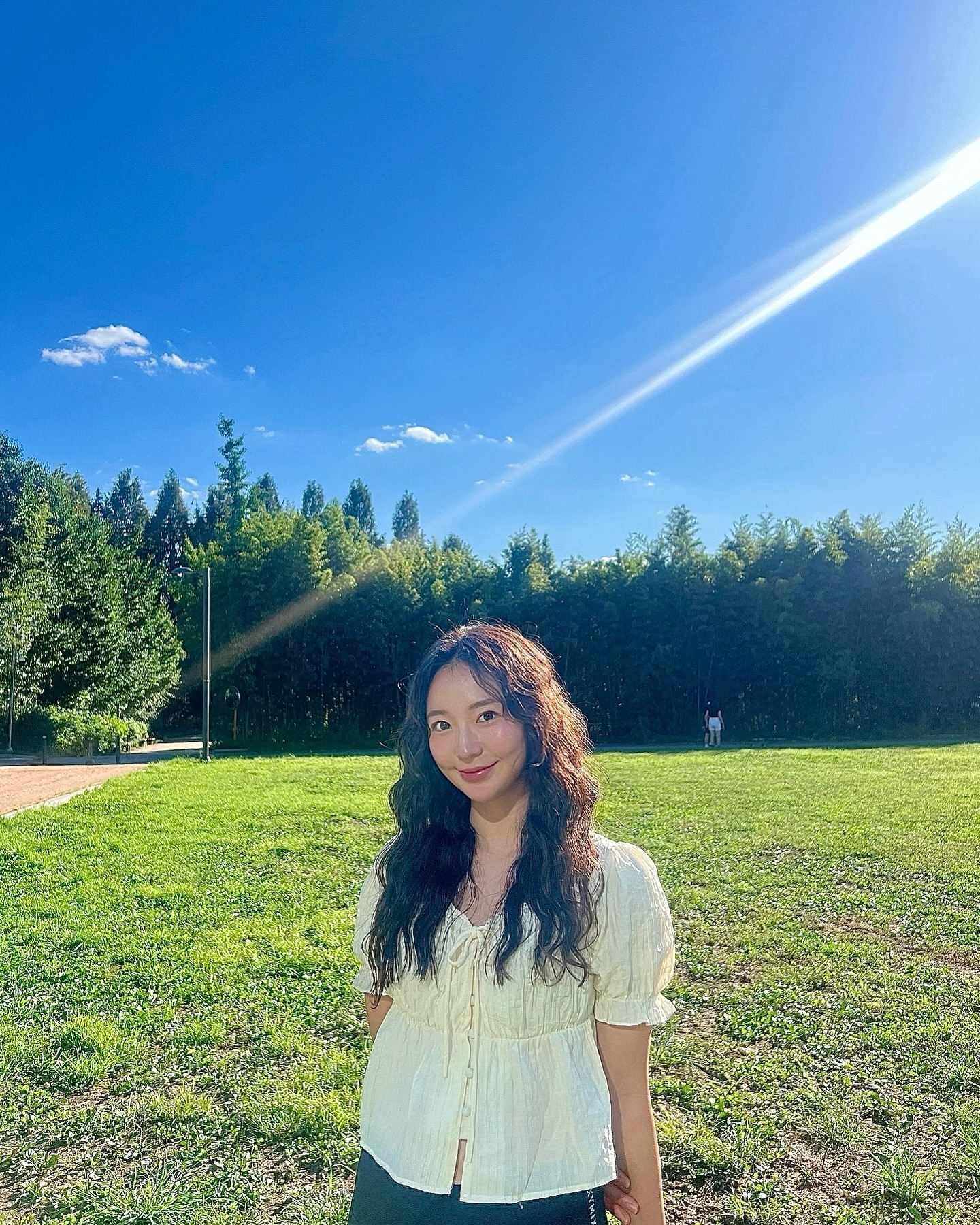 .
난생처음 뽀글이머리👩🏻‍🦱
어쩌다 평소에 생각지도 못한 헤어스타일을 하게됐는데,
넘 맘에들면 럭키비키맞죠🍀💚😻😉

내 의지로는 시도하지 않았을텐데,
이렇게 우연하게 넓어진 나의 세계
새로운 시도 성공적😻💕

한적한 평일오후의 서울숲도 너무 좋았다🌱🌳💚

💇🏻‍♀️: beautyforsmile_sejeong