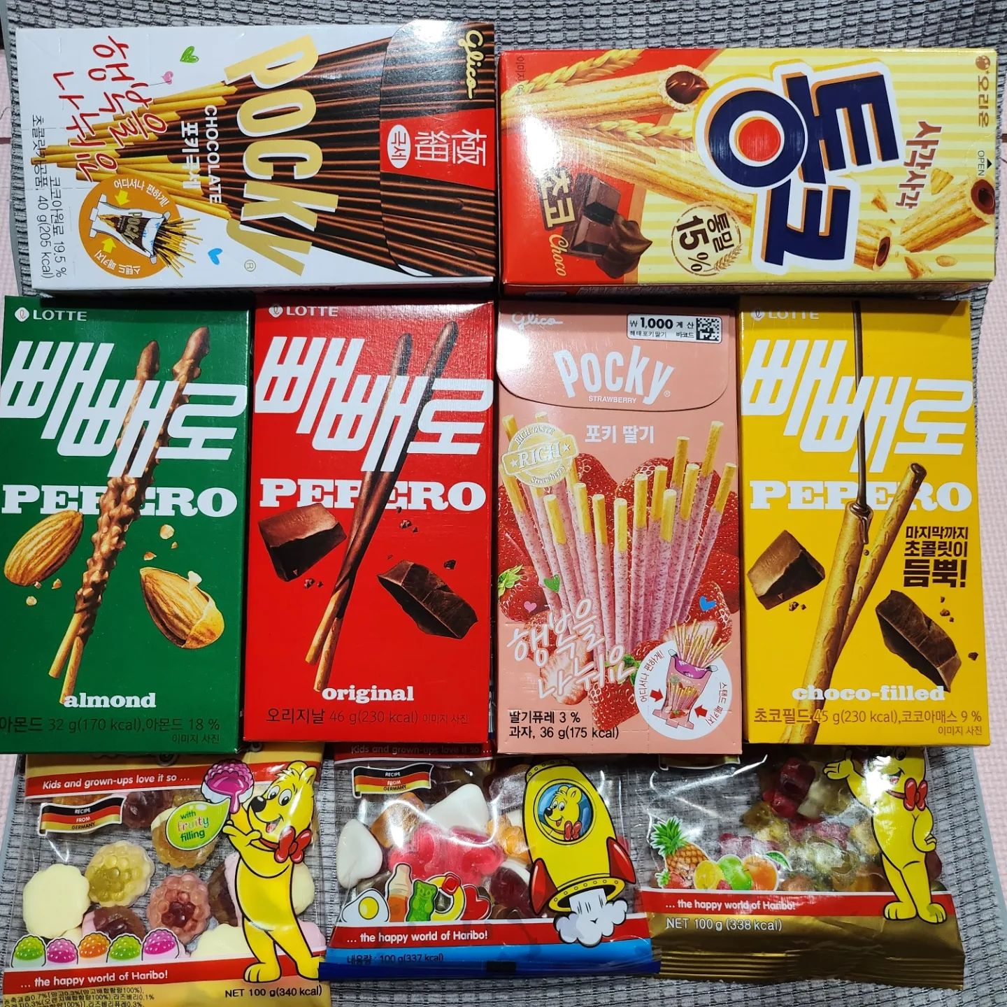 낭군님 손에 들려온 #빼빼로 
심심할때 하나씩 먹으라고 한다.
그러고보니  #빼빼로데이 얼마남지 않았네...
#여보님탱큐 
#고마워💕 
#가족은사랑입니다