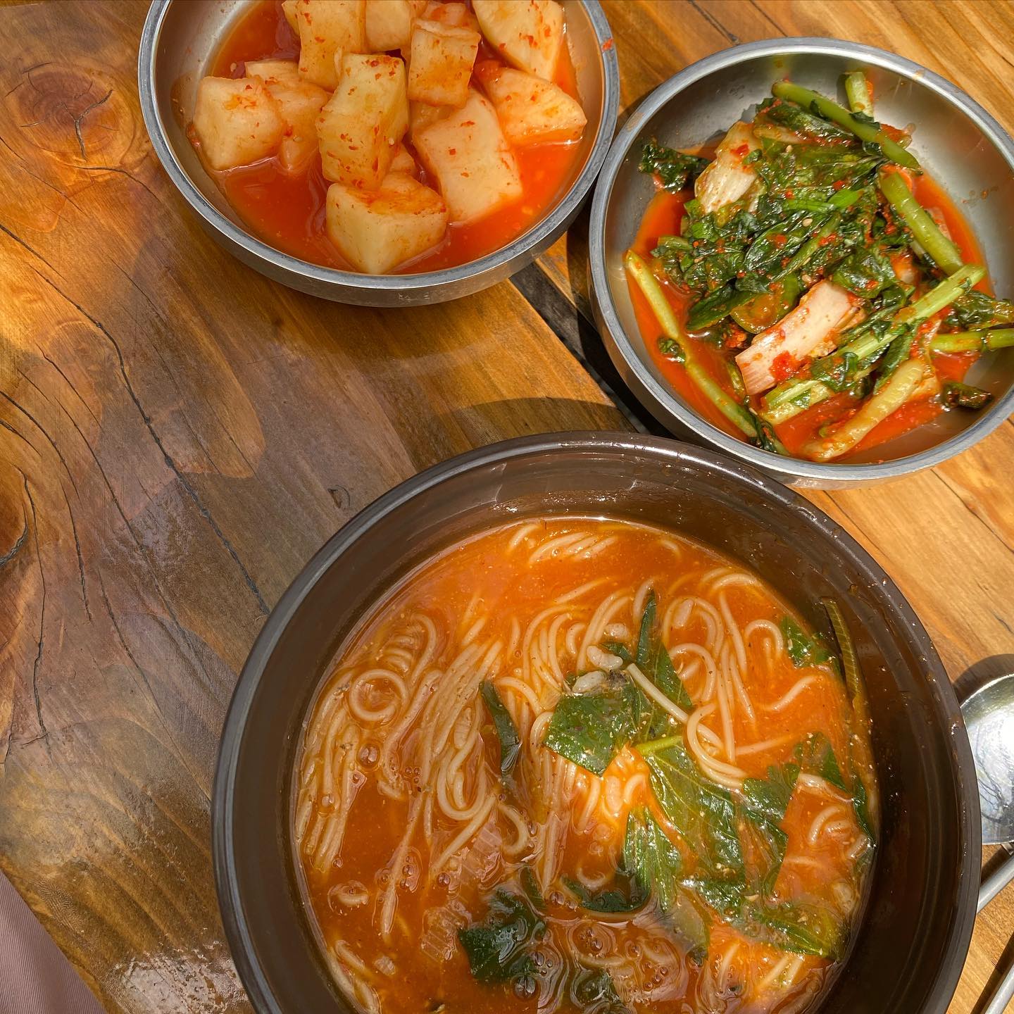충남 서산 분위기 좋은야외에서 먹는 어죽 맛집 #용현집 

요즘같이 날씨좋을때 야외에서 
가족이나 친구 모임으로 다녀오기 넘 좋을거같아요 

주차장도 넓고 야외테이블도 넓어서 좋았고 
분위기가 한몫했어요 식당옆으로는 계곡도있고 산책로도 있어서
밥먹고 산책하기도 좋았답니다 

주문은 가게앞에서 번호표를받고 자리를잡습니다
대기번호불러주면 오셔서 주문하고 결제하시면됩니다
자리로 음식가져다주셔서 넘 좋아요 

주문한메뉴 
#어죽 (2인분부터주문가능) 18,000
담백하고 칼칼해서 맛있었어요 !
어죽 특유의 비릿내도안나고 깔끔했어요 
면과 밥 양도 많아서 가성비 굿! 

#서산맛집 #서산어죽맛집 #서산용현계곡맛집 
#먹팔 #먹스타 #먹팔맞팔