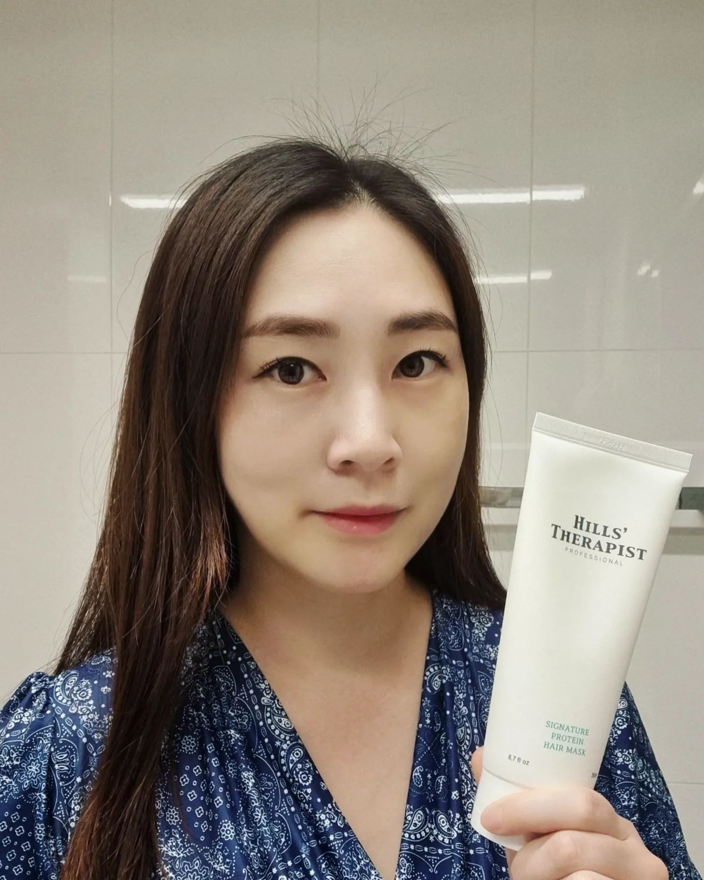 #협찬 nanohillcosmetic_official #나노힐 #프로테인마스크

✨️나노힐 프로테인 마스크는 전국 만 여개의 살롱에서 사용하는 제품이며 특히 유명 프랜차이즈와 청담동 헤어살롱에서 고객님에게 진행되는 모든 펌, 염색의 마무리 트리트먼트로 사용되고 있어요💕

▪️모발 영양에 효과적인 마유와 제인단백질이 결합된 고밀도 크림으로 적은 양으로도 모발의 윤기와 부드러움이 극대화돼요!

▪️엄선된 4가지 자연유래오일의 최적 배합을 통해 손상된 모발에 수분과 영양을 공급하여 더욱 건강한 모발로 케어해줘요!

▪️오랜 시간 기다리지 않아도 매일 간편하게 10분이면 놀라울 정도로 달라진 머릿결을 확인할 수 있어요!

▪️마유와 식물성 오일성분으로 강력한 피막을 형성하여 모발에 윤기 및 부드러움을 부여해요!

▪️동백오일, 아르간 오일 등으로 부스스하고 불규칙한 머릿결을 정리해요!

▪️손상된 모발에 제인단백질을 공급하여 시술의 유지력을 상승시키고 최적의 유분 밸런스로 부드럽고 실키한 머릿결 표현을 형성해요!

✨️염색과 펌으로 머릿결이 많이 상해 주기적으로 집에서 관리하고 있어요! 미용실은 가격 부담으로 집에서 트리트먼트로 관리를 하는데 다른 트리트먼트보다 부드럽고 모발에 윤기가 살아나요😍
머리카락끝이 많이 부스스한데 많이 정돈되고 탄탄해지는 것 같아요🤗

👀잦은 펌과 염색, 탄력없이 늘어진 모발, 윤기있고 부드러운 모발, 비싼 헤어 클리닉 가격 부담, 클리닉 시술 후 달라진 머릿결, 모발 관리는 하고싶지만 헤어샵에 가기는 귀찮으신 분에게 추천드려요👍

#극손상모 #뷰티 #08L #손상모 #트리트먼트 #헤어디자이너 #미용실 #육아 #신상품나왔을땐 #헤어마스크 #음식 #단백질케어