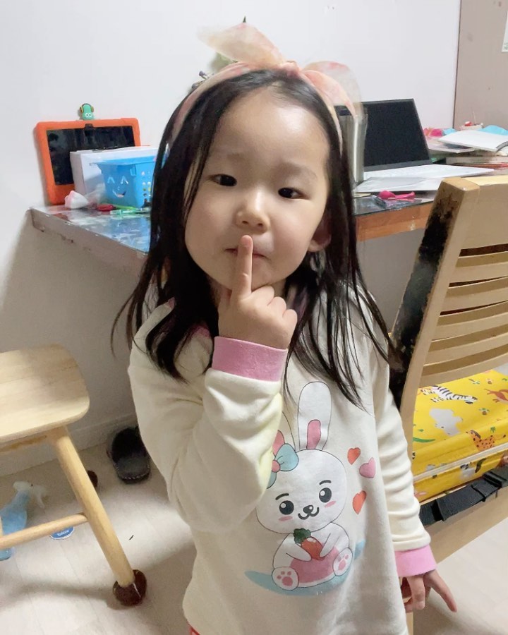 요즘 뽀뽀 포즈 하는거에 빠진 다섯짤 윤슬 ㅋㅋㅋㅋ
귀여워~💗
#다섯살#귀요미#애교가철철