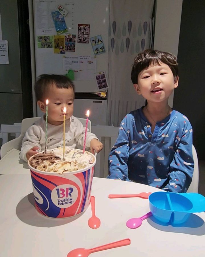 한해마무리 잘하셨나요?👏
쭈니 감기끝나니 석이가 감기가 씨게 와서 집콕중인 연말😭
그래도 연말인데 바깥공기좀 쐬러 고고했어요
늦은점심먹고 네식구 네컷사진도 찍고 
오락실들렸다가 오랜만에 베스킨라빈스🫶🫶

돌아가는 2024년이 아니라
큰 터닝포인트가 되는 2024년이 되길💪
아쉬웠던일들은 모두 2023년에 남겨두고
2024년에는 모두모두 행복하세요❤️

#새해복많이받으세요
#2024년 #새해복 
#3년차네식구 #행복하자