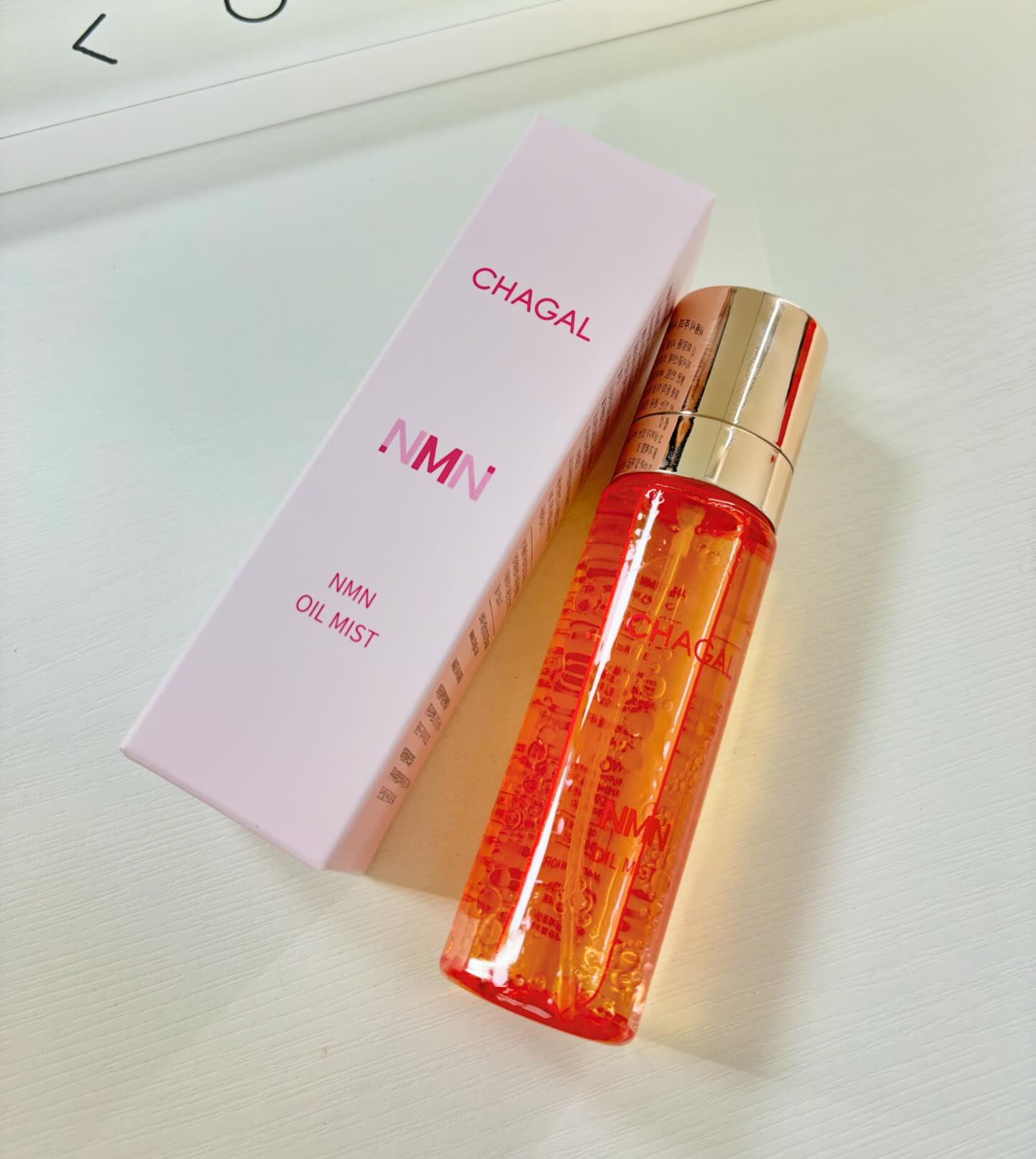 🌱#제품협찬 #무료제공 🌱

샤갈 NMN 오일 미스트 100ml

▪️건조할때마다 수시로 뿌려주기 좋은 미스트같아요!! 
오일성분이 있어서 전 갠적으로 화장전이나 생얼일때 뿌려줬어요👍🏻 그래서 그런지 화장도 잘먹고 생얼일때는 건조함 없었어요 그리고 안개 분사가 아니라 좀 멀리두고 뿌려야해요!!

[제품 특징]
- 수분층과 오일층의 시너지 효과
- 인공색소, 인공향료 ZERO
- 국내 최초 NMN 성분 화장품
- 식약처 인증 주름·미백개선 이중기능성 화장품
- 피부자극테스트 비자극 판정
- 알레르기 유발 주의성분 0개
- 피부 장벽 강화를 위한 특별성분 (2종 콜라겐 케어, 2종 연어성분 케어)
- 천연식물성 추출물 , 천연 에센셜 오일

미세 안개 분사로 뭉침없이 고르게!
1. 기적의 성분 NMN성분 10,000PPM 고용량 함유
2. 향료, 알레르기 유발 향 무첨가
3. 2종 콜라겐 + 2종 연어 성분 첨가
4. 주름, 미백기능 2중 기능성 화장품
5. 수분층과 오일층의 시너지 효과

EWG 8등급 향료 무사용(다수 미스트 향료 사용)
피부 보호막 / 유수분 밸런스 / 수분 공급 효과

사용방법
분사 전 가볍게 흔들어 얼굴에서 20~30cm 거리를 둔 상태에서
눈을 감고 원을 그리듯이 뿌려주세요.
•
•

#샤갈코스메틱 #샤갈화장품 #chagalcosmetic #오일미스트 #콜라겐미스트 
#미스트추천 #NMN화장품 #NMN미스트 #수분미스트 #chagal #승무원미스트 
#주름개선 #피부미백 #천연오일 #보습효과