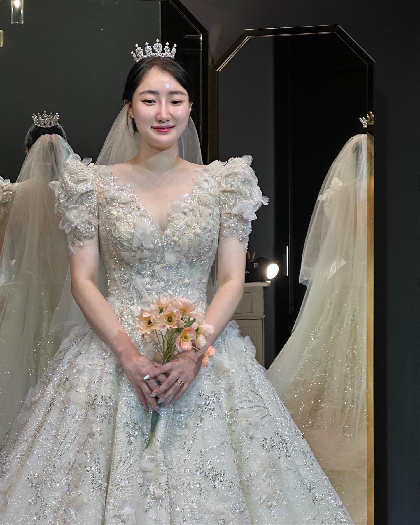 세상 화려한 드레스는 다 입어 본거같고,
첫 피팅때 부터 내 마음속 1순위 였던 드레스
막상 못입는다 생각하니 눈앞이 아릉아릉🥹
근데 나 진짜 결혼 하나봐🫨

💍Wedding D-37

 #10년연애 #10년연애끝결혼 #예신 
 #마리스포사 #대구마리스포사 #웨딩드레스