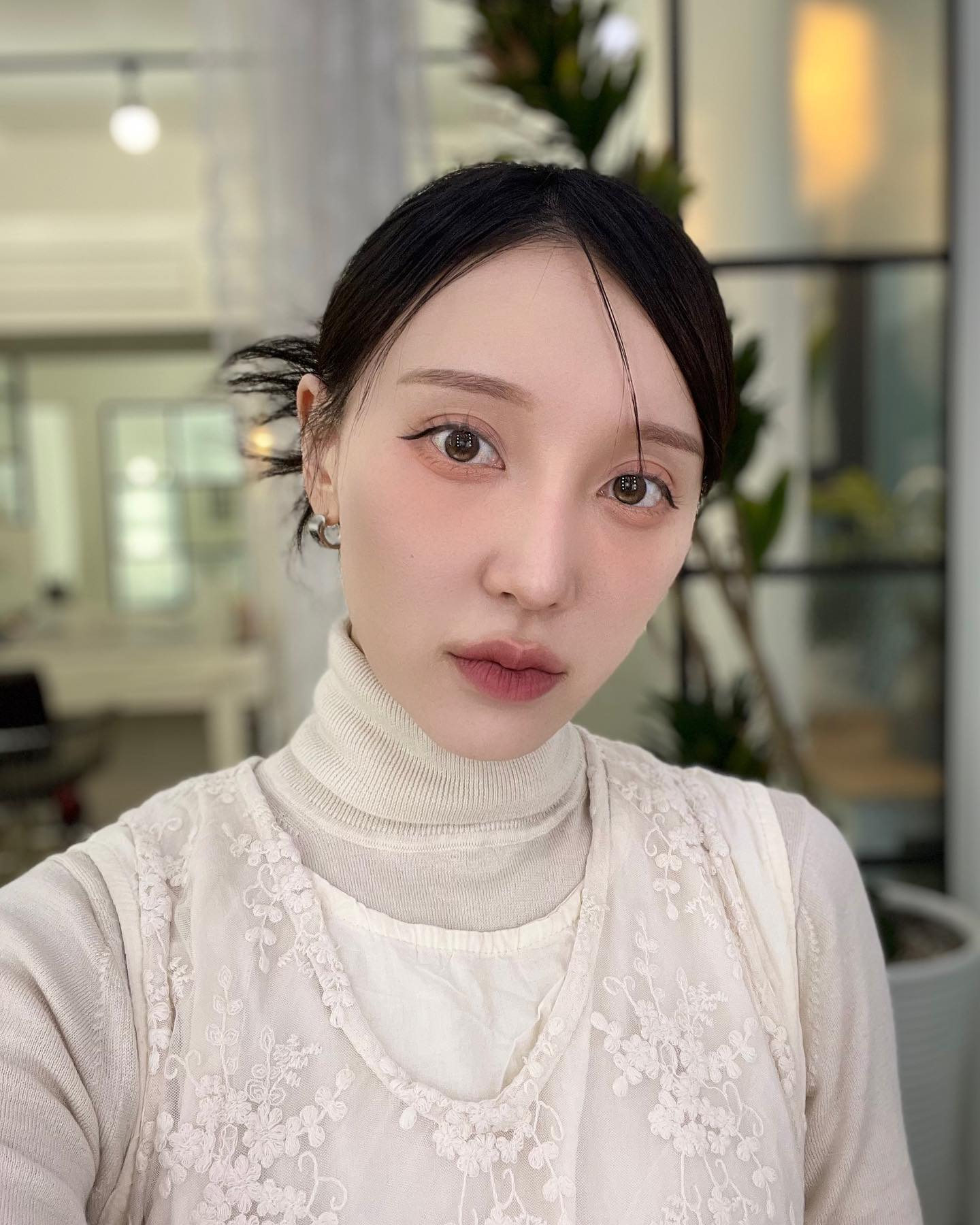 #협찬 

입술 건조함 최소화, 편안하고 촉촉한 사용감을 선사하는 수분 겔 타입의 워터 to 벨벳 제형
기존 워터 to 벨벳 틴트의 단점(블렌딩, 다크닝, 요플레 현상, 입술 조임, 각질 부각, 밀림 등) 보완
촉촉하고 편안한 밀착력, 산뜻한 마무리감의 퓨어 블러 피니쉬
입술 주름 사이사이로 가볍게 스며들어 입술에 얇은 필터를 씌운 듯 섬세하고 매끈한 블러립 연출 - 스머징, 블렌딩이 쉬운 픽싱 속도로 설계하여 오버립, 블러셔 등으로 자유롭게 연출 가능
입술에 자연스럽게 물들며 반전되는 착-붙 피팅
묻어남 없이 매끈하고 보송한 입술을 오래도록 유지
퍼스널 컬러에 맞춰 무드와 생기를 더해주는 감성적인 컬러 쉐이드
다크닝없이 본연의 컬러로 착색되며 레이어링 할수록 더욱 밀도있게 깊어지는 컬러로 설계
초밀착 터치로 균일한 컬러 발색과 매끈한 블러 효과를 선사하는 슬랜티드 프레스드 팁

cosnori_official
#협찬 #코스노리 #cosnori #워터블러리틴트 #코스노리틴트 #샴페인틴트 #올리브영틴트 #틴트추천 #웜톤틴트 #쿨톤틴트