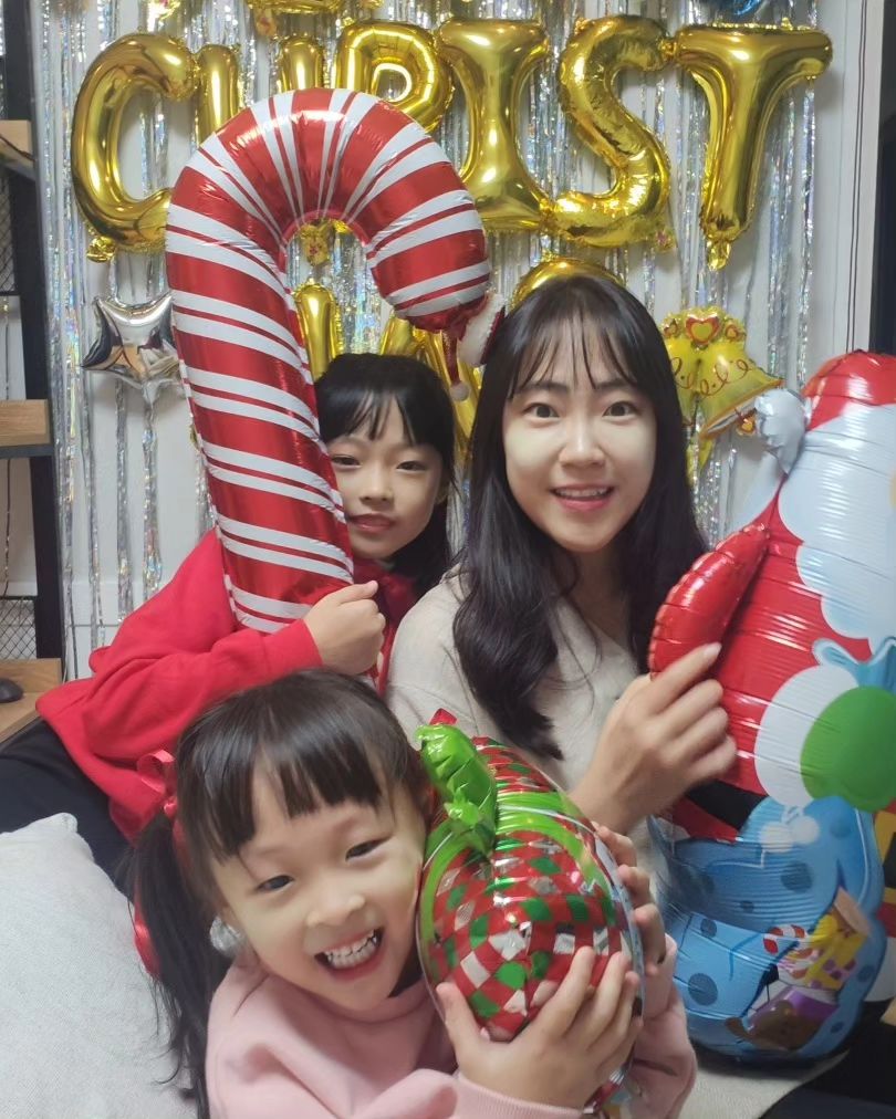 워낙 똥손이라, 
꾸미는데 재주가 없는데 

은박풍선은 불어서
그냥 붙이기만했을뿐인데,
분위기가 확 달라지더라구요~~😍

14000원짜리 은박풍선세트로
덕분에 즐거운 
크리스마스를 보냈네요!!ㅎㅎ🎄✨

이번에 다가오는 2024년
은박풍선으로 소소하게
집 꾸며보세요~~ㅎㅎ😘👍👍

#은박풍선 #쿠팡이싸다
#크리스마스 #크리스마스인테리어
#풍선 #파티장식 #파티인테리어