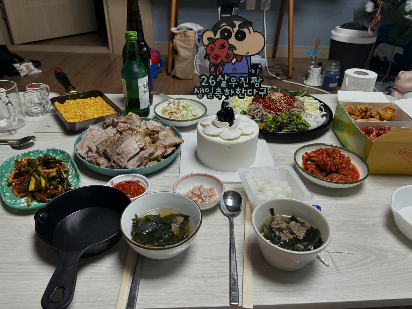 오늘은 우뎅이 생일
#범죄도시4 도 보구오고
오늘 누나가 고생 좀 해봐따 훗
토리가 아직 마니 안 커서 가능 한 생일상 차리기👍🏻

생일 축하한다 우뎅아 
아 참 짱구토퍼는 핸드메이드~ 
곧 판매 예정이니 많은 관심 부탁드랴용💙