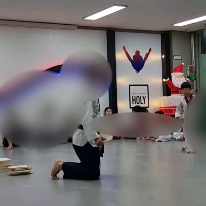 #호호네
#태권도
#크리스마스행사
-
내 기요미
⠀
씩씩하게 태권도하는모습보니
괜히 울컥하고
⠀
세상 의젓한척하고 있는거보고
또 웃기기도 하고ㅋㅋ
⠀
언제컸어!!

둘째는 뭘해도 귀여워🥰🥰🥰💜