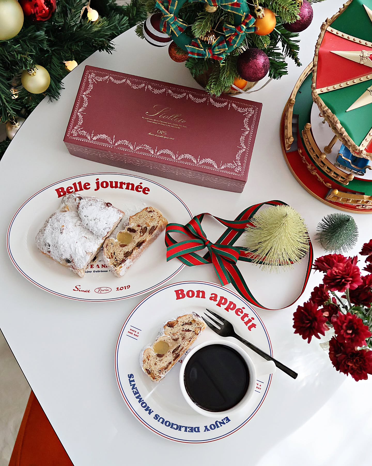 #협찬 opsbakery_ 슈톨렌

🎄크리스마스를 기다리며 먹는 디저트, 슈톨렌
뽀얀 슈가파우더가 소복이 뿌려진 모습만 봐도 
크리스마스를 향한 설렘이 물씬 느껴지는데요
오늘은 옵스 베이커리의 슈톨렌으로
홈카페를 즐겨봤어요.

🧁옵스 베이커리 슈톨렌은 
시칠리아산 아몬드로 만든 마지판과 
수개월과 럼에 숙성된 후르츠를 사용해
고급스럽고 진한 풍미가 매력적!

슈톨렌은 겨울에만 특별하게 즐길 수 있는
디저트이니 차갑게해서 원하는 두께로 썰어 
커피, 홍차나 와인 곁들여 즐겨 보세요. 

그리고 다가오는 연말, 크리스마스 소중한 분들께
간단한 선물로도 좋을것 같아요.💕🎁

#크리스마스디저트 #연말모임 #연말선물 
#연말디저트 #어른들의크리스마스 #홈카페 
#어른들의디저트 #독일정통 #오랜역사
#위스키와슈톨렌 #고급디저트안주