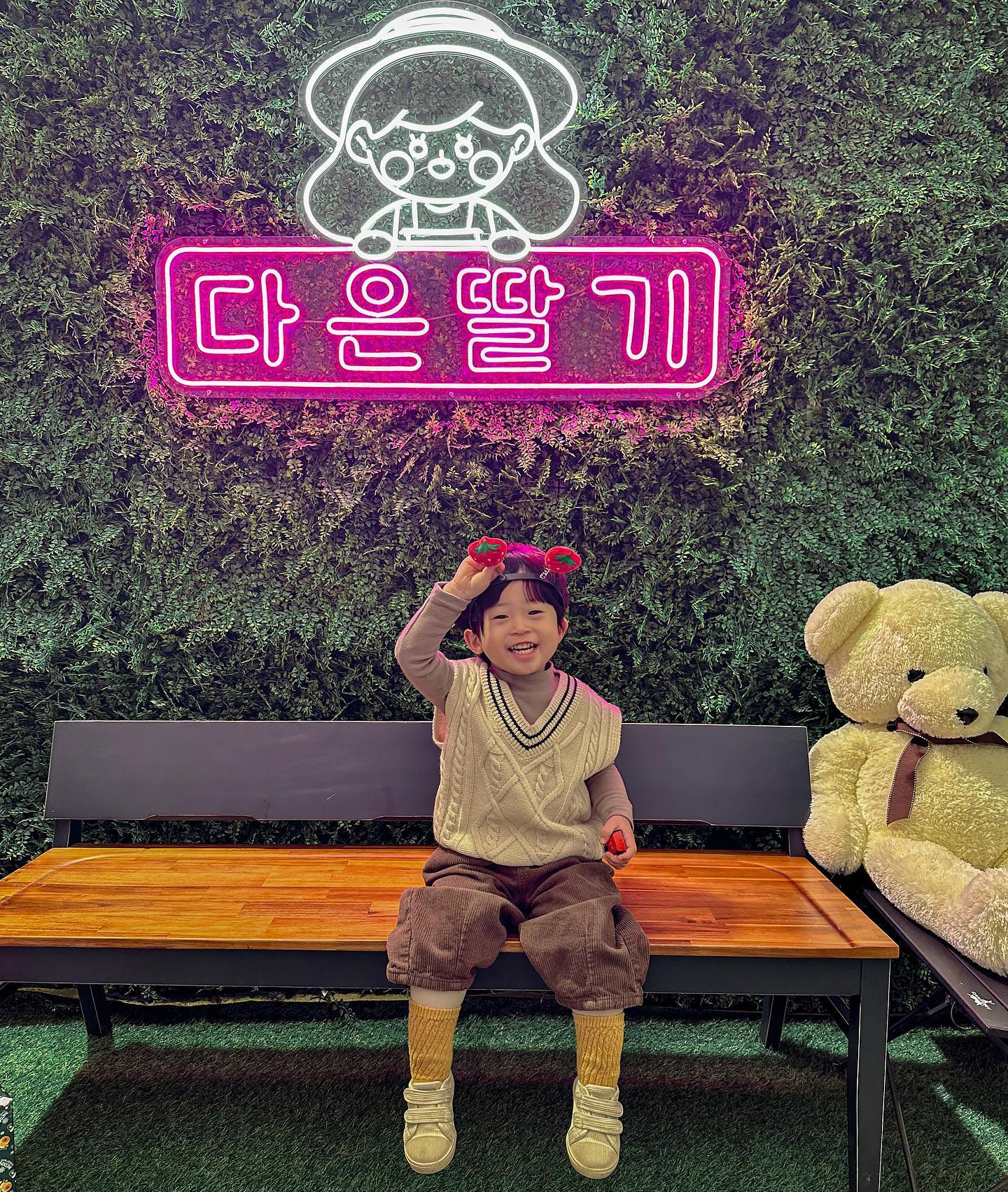 ‘
딸기를 따러갔는데 이건 거의 키카인걸..?👀
딸기체험에 모래놀이+그림+트램펄린+정글짐+장난감 등
모든 놀이가 포함되어있는 가성비갑 딸기농장 #다은딸기
 
딸기가 진짜 설탕뿌린것처럼 달아서 너무 맛있었는데
시설도 엄청 깔꼬롬하니 청결해서 아이들과 방문하기 딱!
원래 모래놀이를 좋아하는편이 아닌데도
엄청 고운 하얀 모래라 그런지 1시간넘게 앉아서 놀더라구요🤣
집에가자고 설득과 설득끝에 겨우 안아서 억지로 나온거 안비밀..
 
🏷️ 진주 다은딸기 daeunstrawberry 
- 1인 2만원(24개월이하 무료/외에는 모두 1명 카운팅)
500g 1통따서 가지고 갈수있어요
- 2시간동안 딸기체험, 놀이시설 모두 이용 가능해요
- 주차공간 넉넉하고 실내라 날씨영향을 받지 않아요👍🏻
- 딸기아이스크림 만들기 등 추가 만들기 프로그램도 예약가능해요
 
#진주아이와가볼만한곳 #다은딸기 #이다미랑가자
#경남아이와가볼만한곳 #시네의스며드는블로그