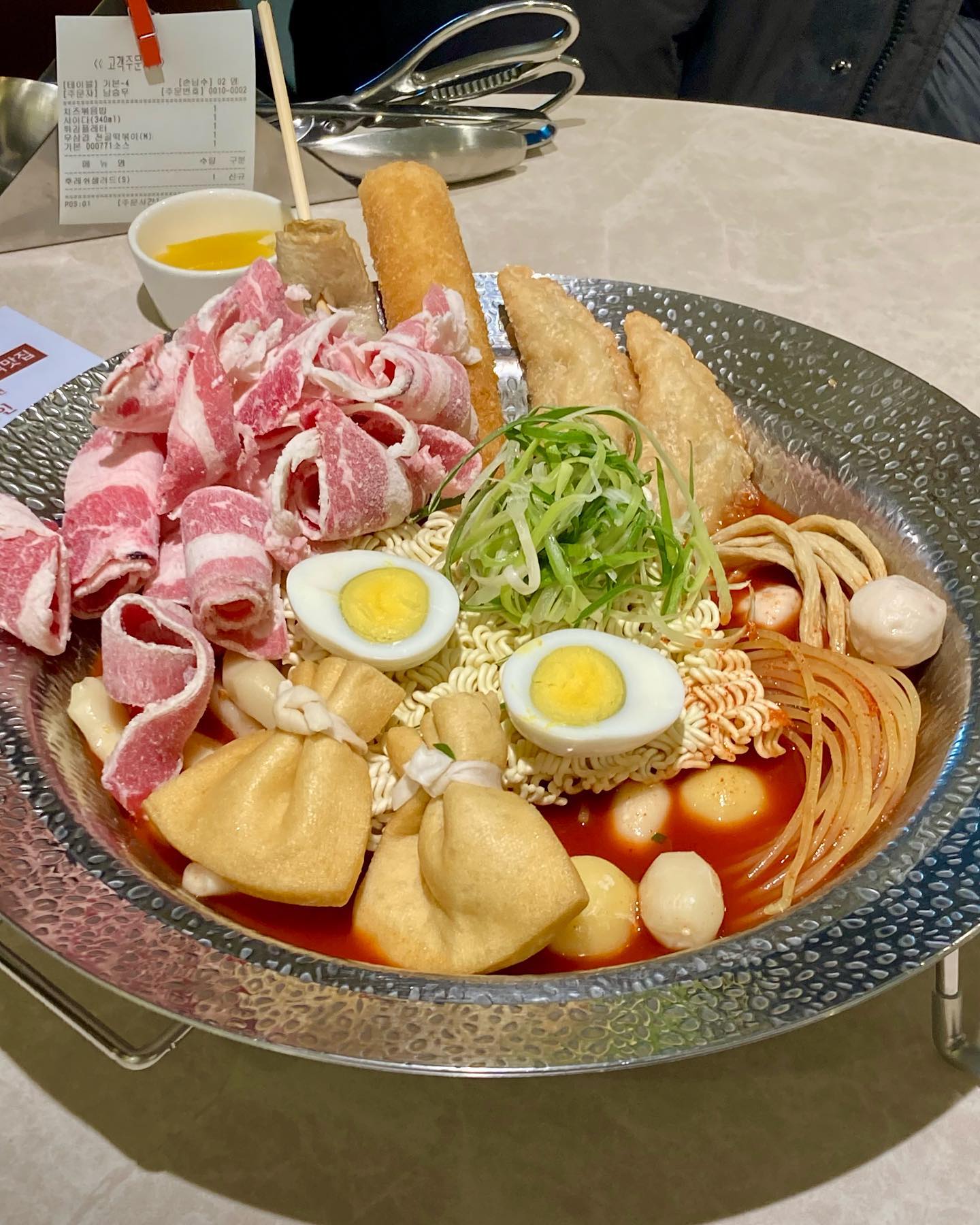 #협찬 #강남맛집 #DOO771
강남역 근처 새로 생긴 신상 맛집, DOO771 방문했어요‼️
입구 들어가자마자 우와 소리 나오는 고급스러운 분위기의 인테리어와 통창 뷰가 정말 예쁘더라구요🪟🤎
DOO771는 전골 떡볶이와 다양한 사이드, 하이볼 등을 판매하고 있는데요, 저는 우삼겹 전골 떡볶이랑 튀김 플래터를 주문했어요. 지금은 오픈 이벤트로 3만원 이상 주문 시 나쵸 샐러드를 서비스로 주시는데, 이게 정말 제 취향이더라구요💛
떡볶이는 정말 대충 찍어도 사진이 예쁘게 나와요. 재료가 듬뿍듬뿍 들어가서 그런 것 같아요! 우삼겹이 정말 많더라구요⁉️
직원분께서 튀김도 먹기 좋게 잘라주시고, 불조절도 봐주셔서 너무 좋았던 DOO771❤️‍🔥 #강남데이트 #강남뷰맛집 추천합니다👍👍

주소 : 서울 강남구 강남대로98길 9 의성빌딩 3층, DOO771

#떡볶이맛집 #강남역맛집 #강남역 #강남핫플 #강남역데이트 #강남역술집 #강남떡볶이