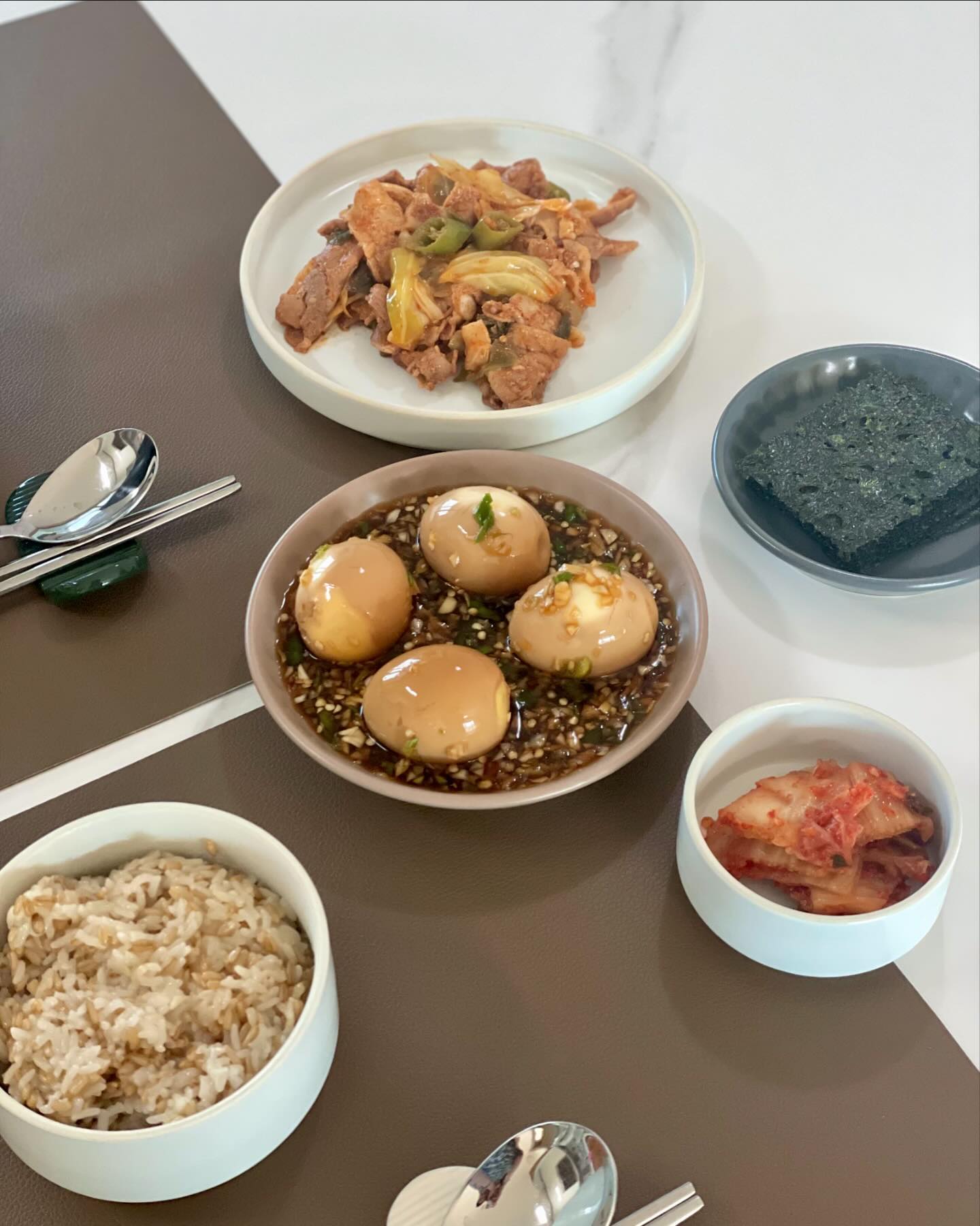 🗣️ 밥도둑 계란장 들고왔습니다!!!

계란은 무조건 반숙파인데
계란장도 반숙이 진리🥚
처음 만들어보는데 세상 간단한데 완전 맛있더라구요
양파+청양고추만 들어가도 매콤 달달
올리고당때문에 짜지도 않고 밥 반찬으로 딱이에요
입맛없을때도 입맛이 확 도는 맛😋

반숙란 하는법 : 끓는물에 6분30초

남은 간장양념으로는 두부조림 하는걸로!

계란장양념장 : 올리고당70ml+진간장200ml+ 물200ml

#계란장