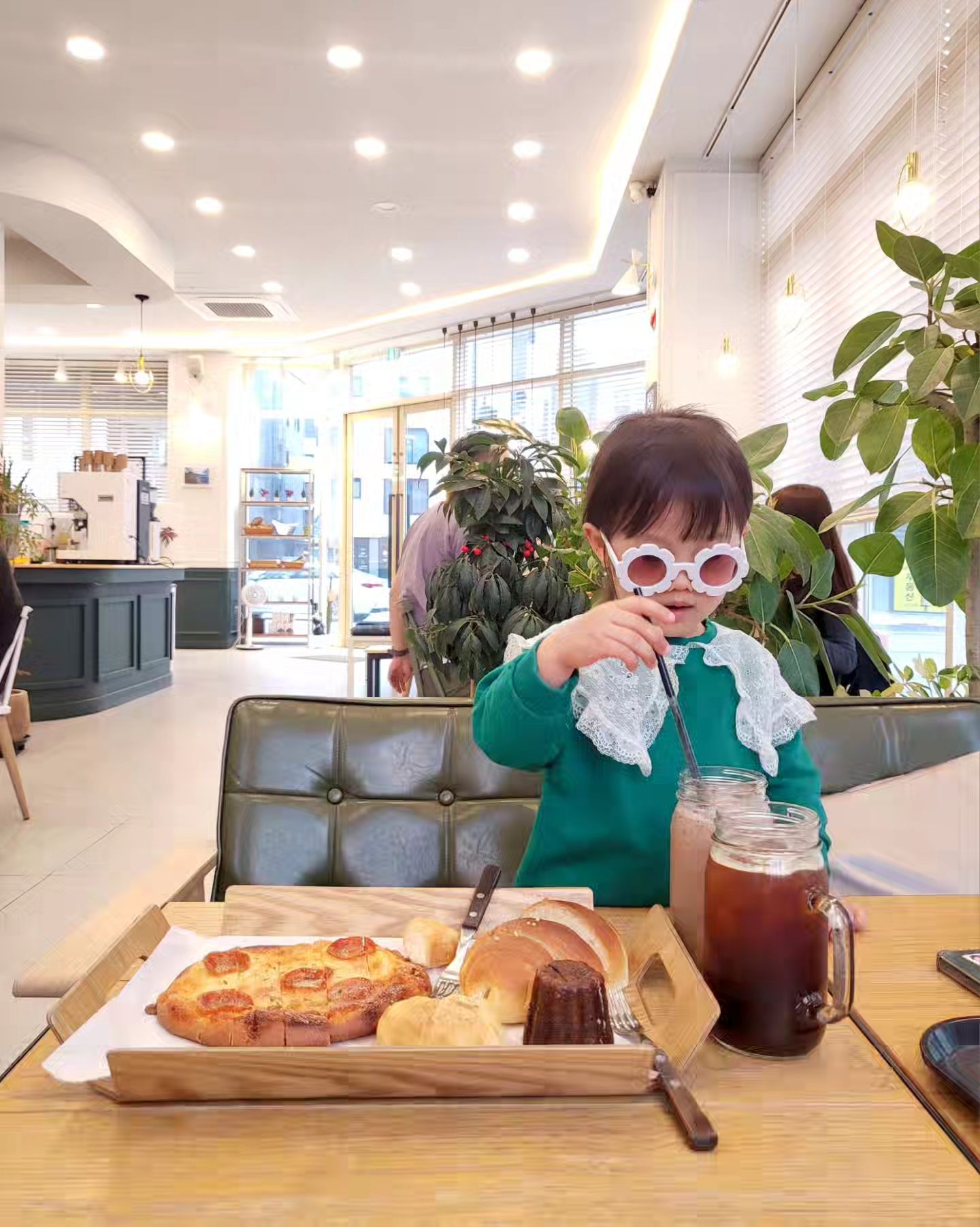 아이와 가기 좋은 타임빌라스 앞 유기농 베이커리 🍞🥖🥯🥐

📍블리스베이커리 (의왕)

▫️매일 8시 to 21시 🕑
▫️잔디 카펫이 깔린 애견동반 전용공간 따로 있음 🐶
▫️타임빌라스 아울렛 차로 1분 컷 🚗

당일생산 당일판매 원칙으로
유기농 프랑스밀가루, 100% 우유버터, 천일염 등
좋은 원료만 사용한다고 하여 
뽀아와 방문해본 유기농 베이커리 :)

타임빌라스 방문 전에 들러서
빵 간식으로 든든히 배 채우고
잔디정원에서 몇시간을 뛰어다니며 놀았는지 ㅎㅎ

높은 층고에 식물과 어우러진 인테리어라
분위기도 아늑하고 좋았던 곳❕️

(바로 근처에 백운호수🏞 도 있던데
다음엔 여기도 꼭 들러서 산책 원츄🩵)

#블리스베이커리 #타임빌라스 #의왕빵집 #의왕애견동반카페 #백운호수카페 #백운호수베이커리카페 #백운호수애견동반카페