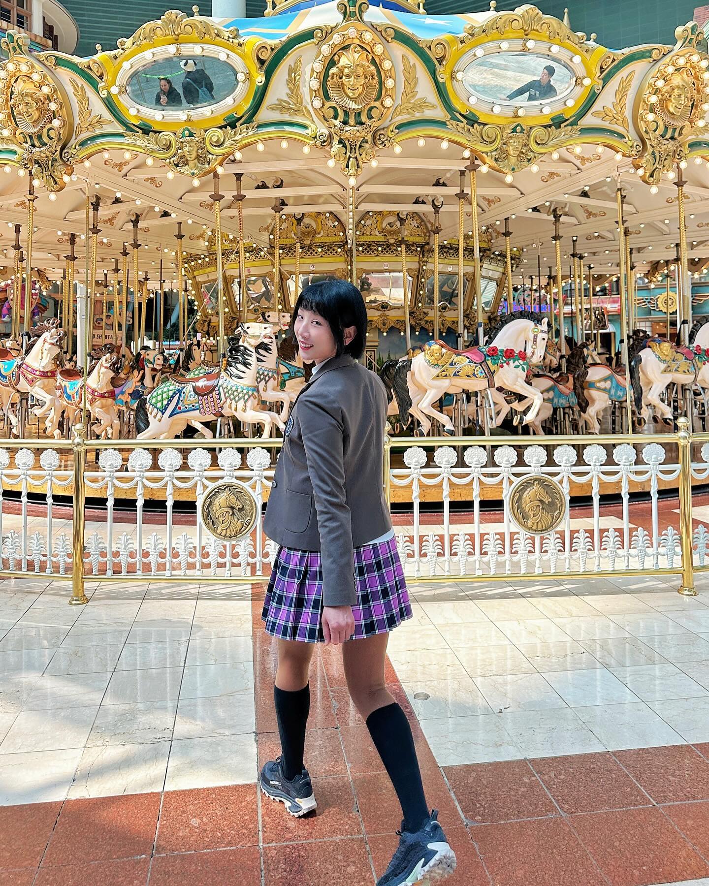 #트민녀 의 꿈과 희망의 #롯데월드 포토존 투어기🎡🎠🎢

#아틸란티스 가 이렇게 무서웠던 것인가? 오랜만에 탄 아틸란티스에 아드레날린 분출! 진짜 목이 갈정도로 소리지르면서 친구랑 재밌다고 무한 반복! (평일기준 대기 40~50분)

옛날에 나 대체 아침부터 밤까지 어떻게 있었던거니?????
#교복 과 어울리는 분식으로 잠실역에서 먹고 나오자 마자 #고기집 으로 달려달려 🏃🏻‍♀️

잠시 동심으로 돌아갔던 시간!
“치이익 치이익- 20대의 나 계십니까?📞”(시그널2 기대중 후후)

#롯데월드 #롯데월드포토존 #회전목마 #잠실 #교복코디 #롯데월드교복 #감성교복 #교복패션 #lotteworld #seoul #lotteworldadventure #amusmentpark